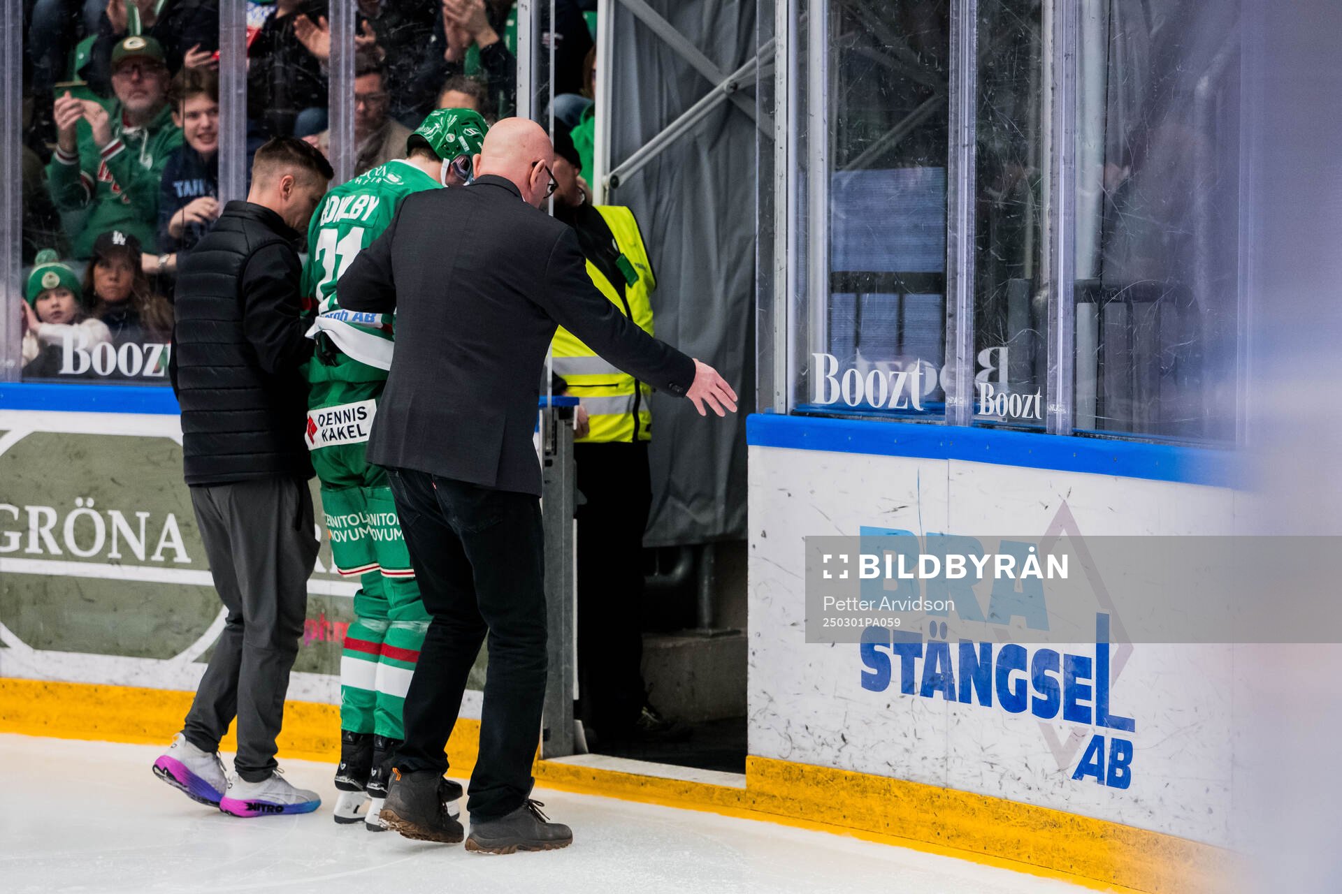 Rögles Henry Bowlby lämnar planen