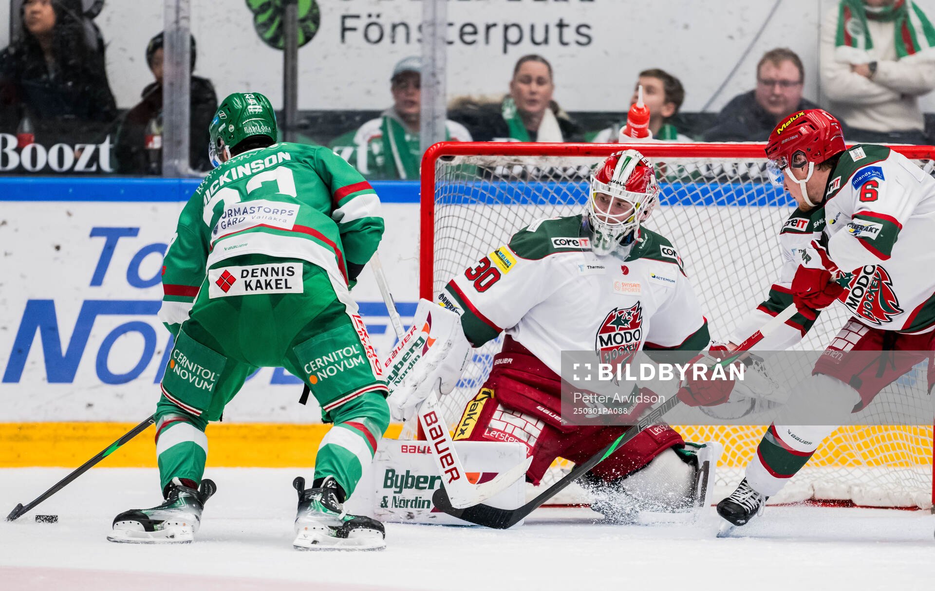 Rögles Josh Dickinson och Modos målvakt Lassi Lehtinen