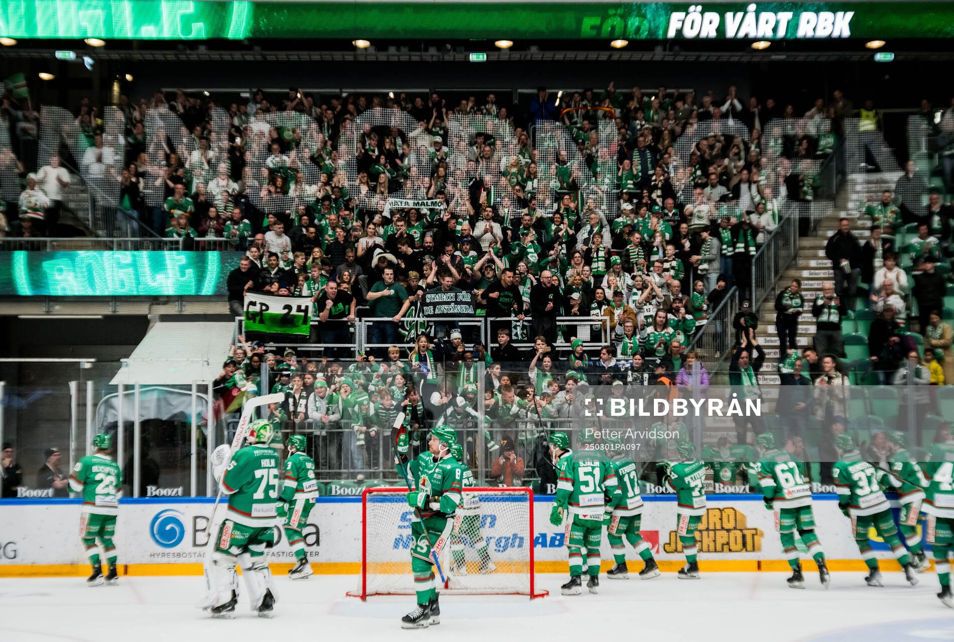 Rögles spelare jublar med supportrarna