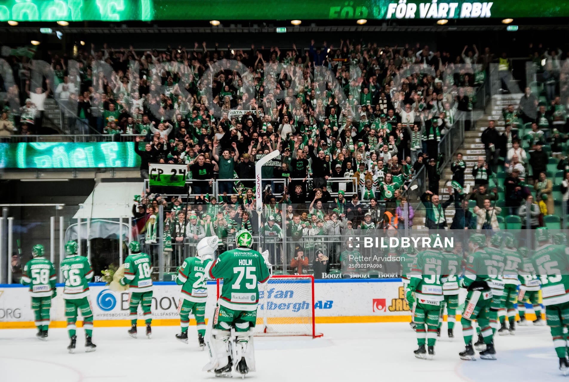 Rögles spelare jublar med supportrarna