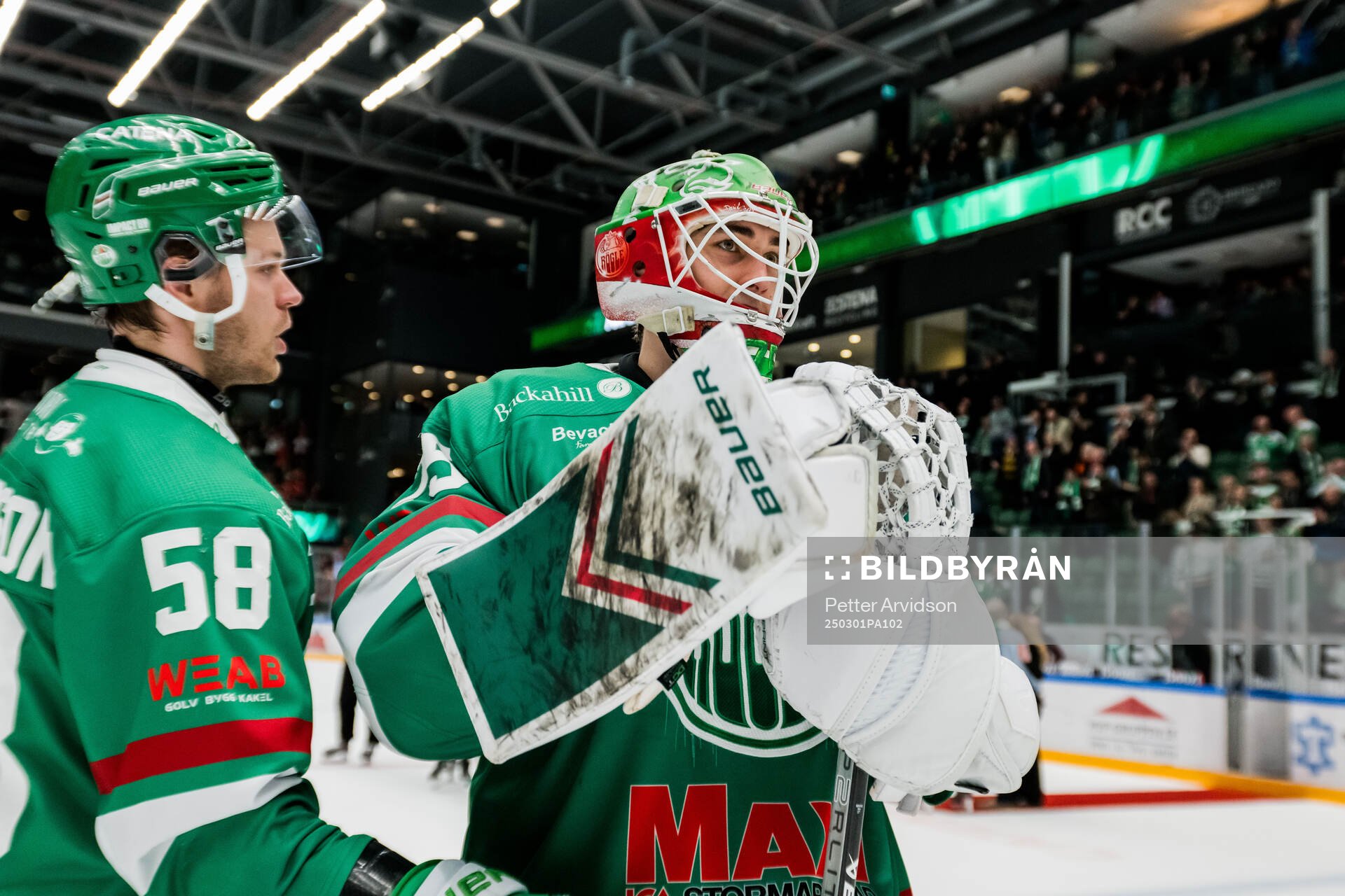 Rögles Filip Johansson och målvakt Arvid Holm jublar