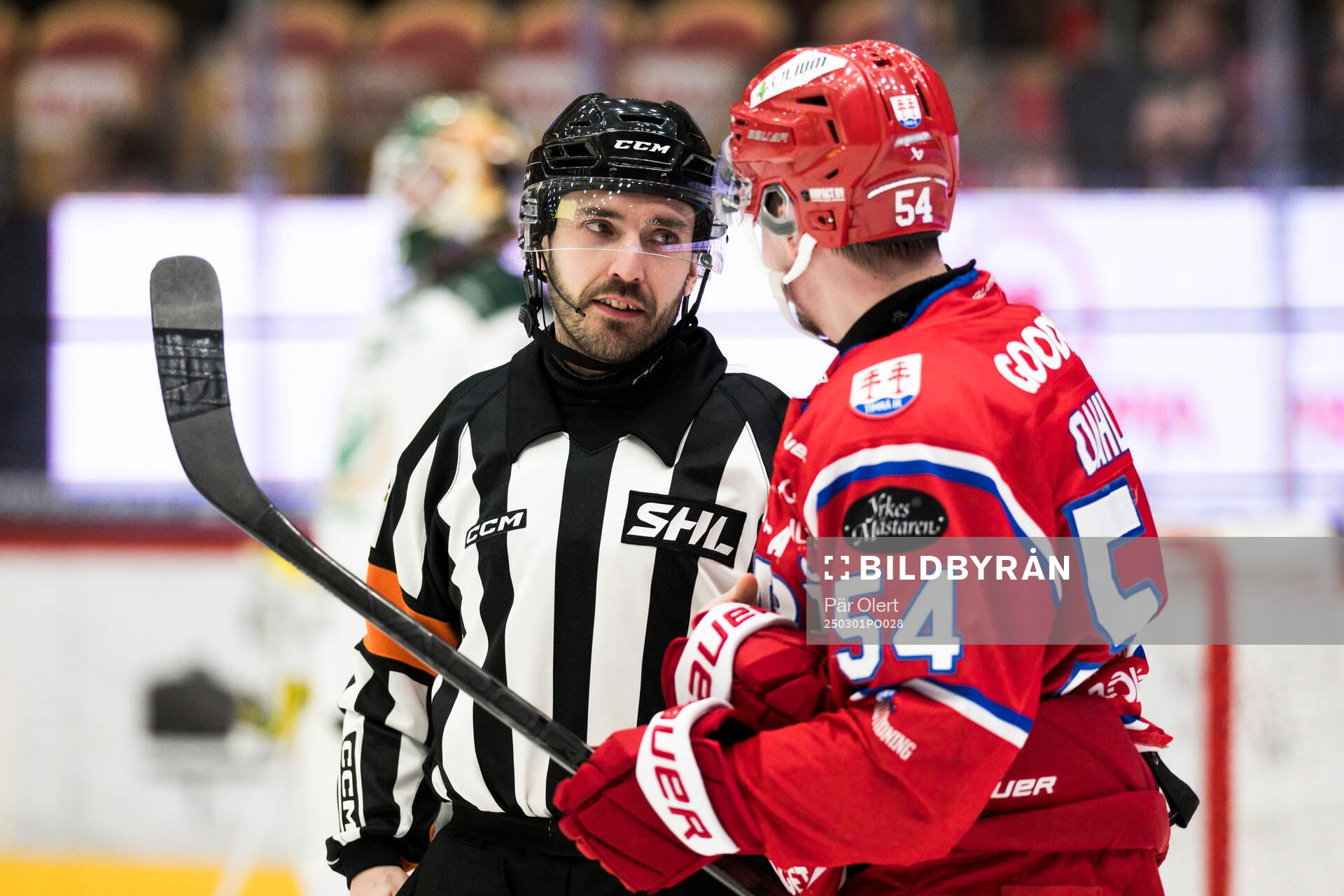 Timrås Jonathan Dahlén i samtal med domare    Mattias