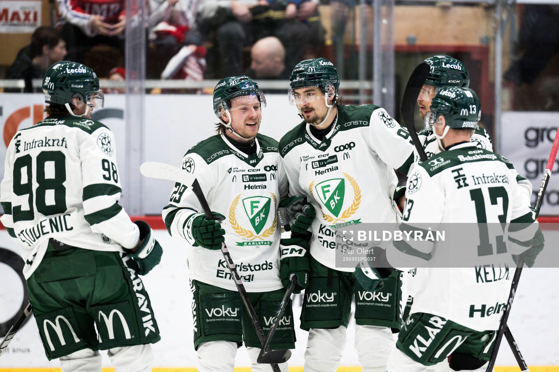 Färjestads Oskar Steen och Lucas Forsell jublar