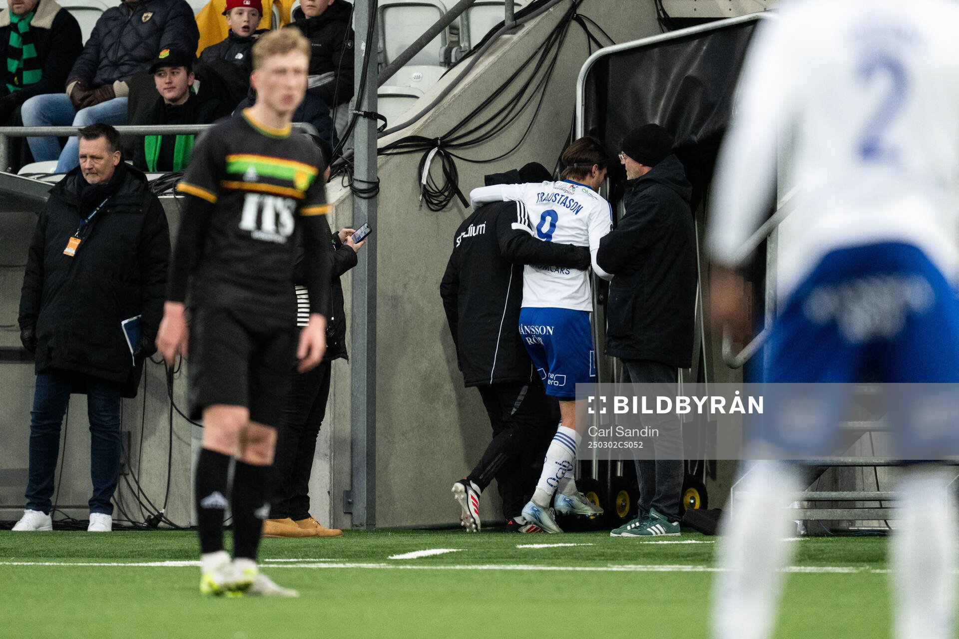 IFK Norrköpings Arnor Traustason lämnar planen skadad