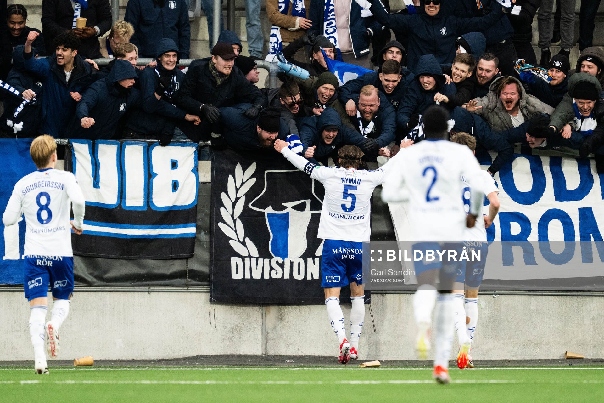 IFK Norrköpings Christoffer Nyman jublar med supportrar