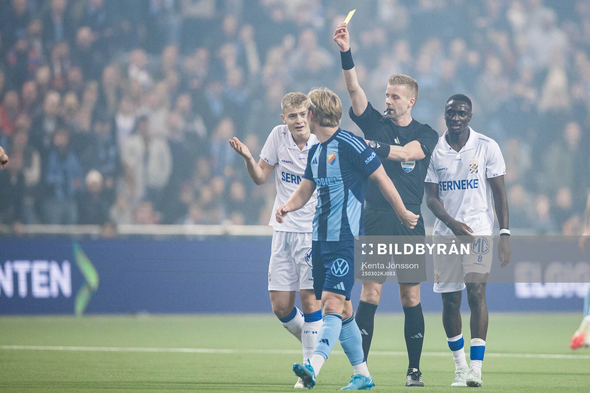 IFK Göteborgs David Kruse får ett gult kort av domare