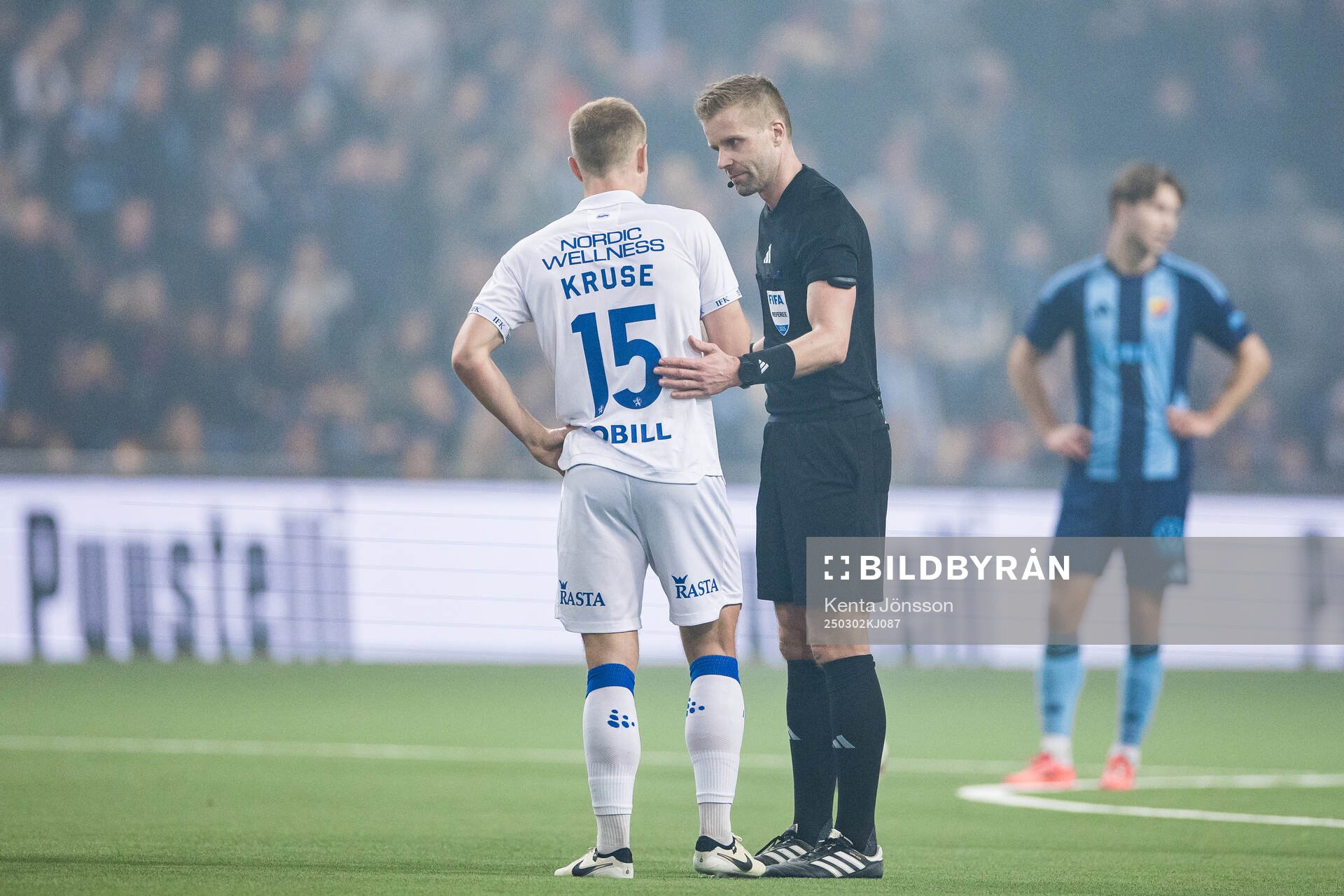 IFK Göteborgs David Kruse och domare Glenn Nyberg