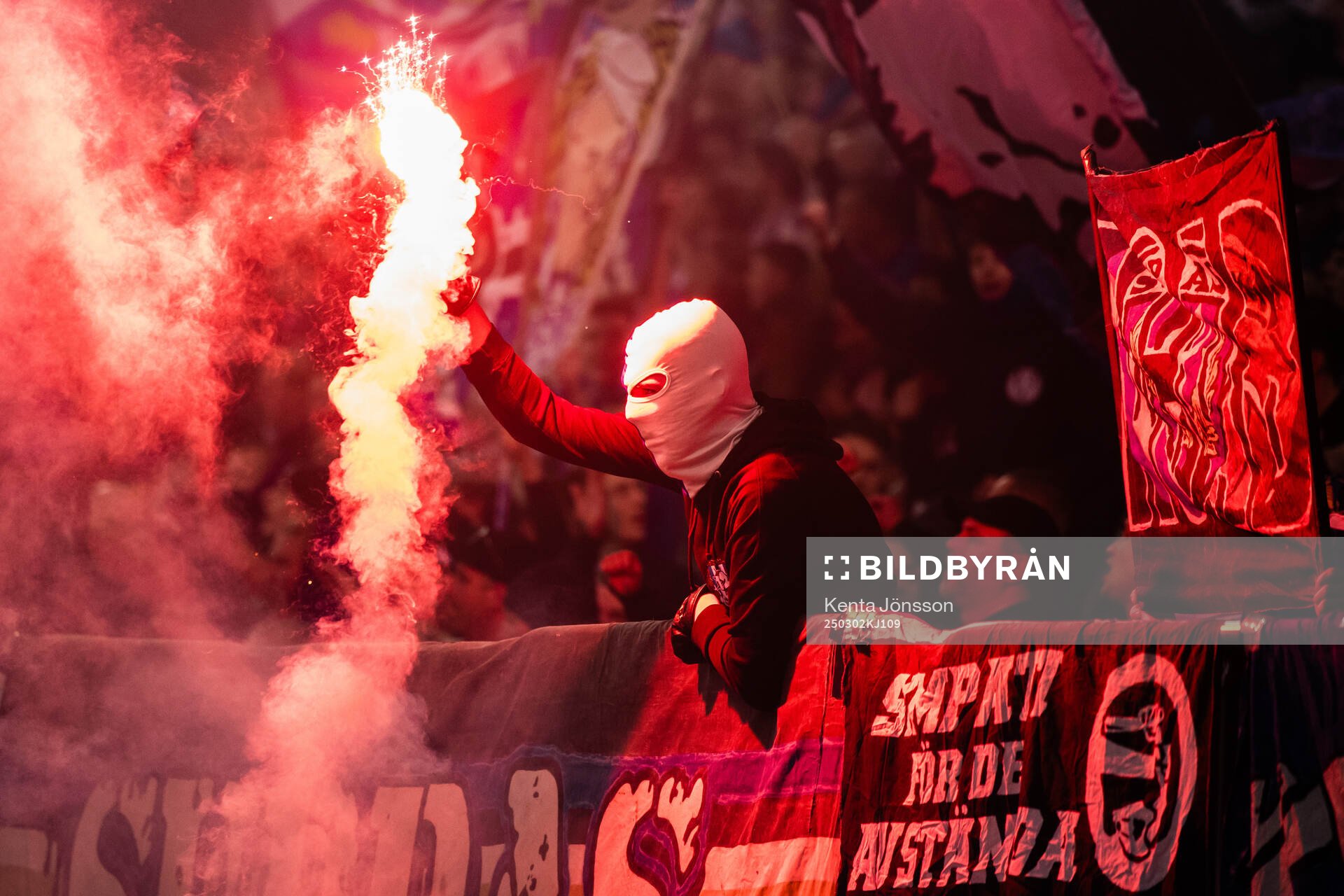 IFK Göteborgs supportrar med pyroteknik