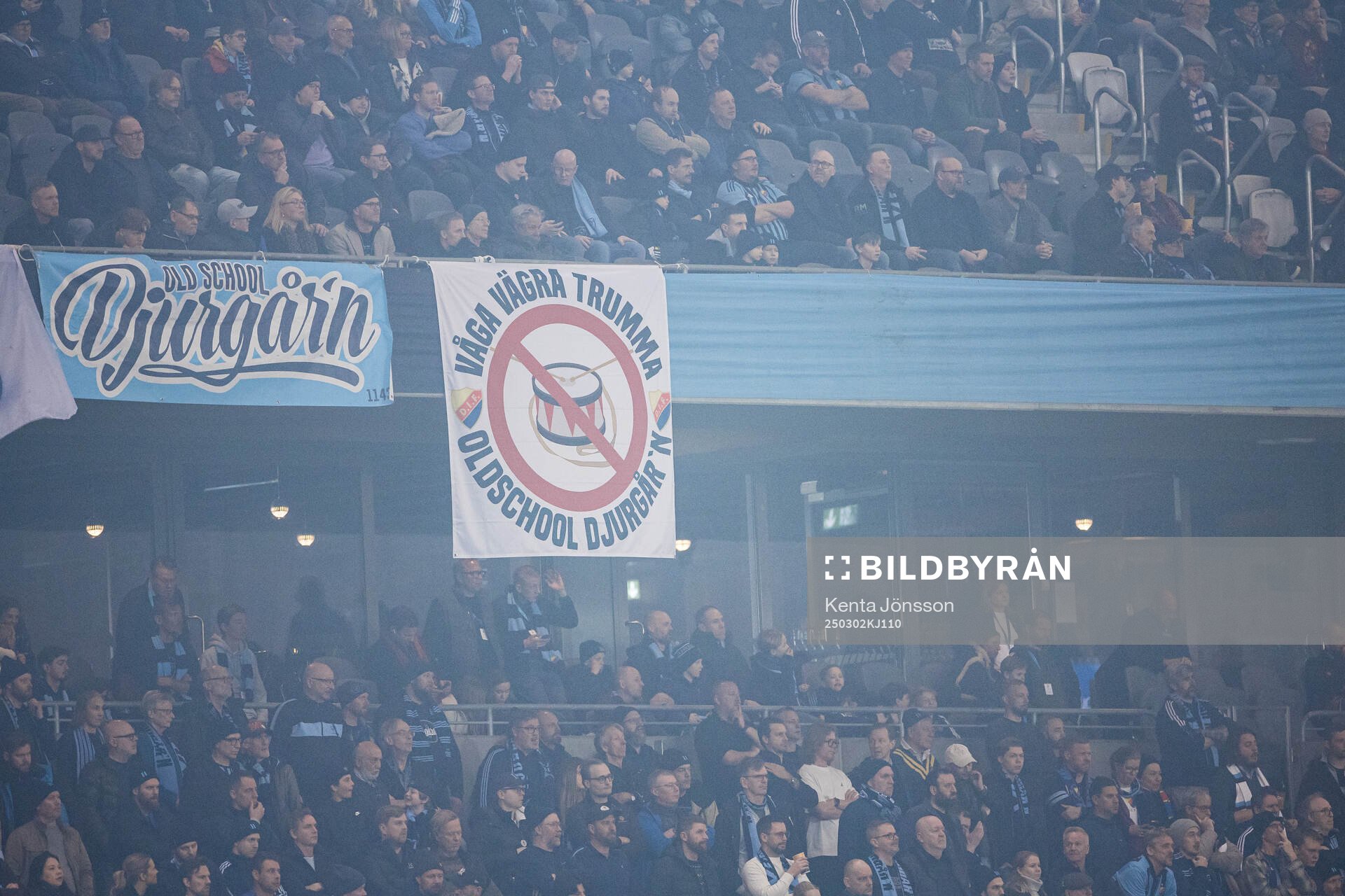 Djurgårdens supportrar med en bandreroll med texten Våga