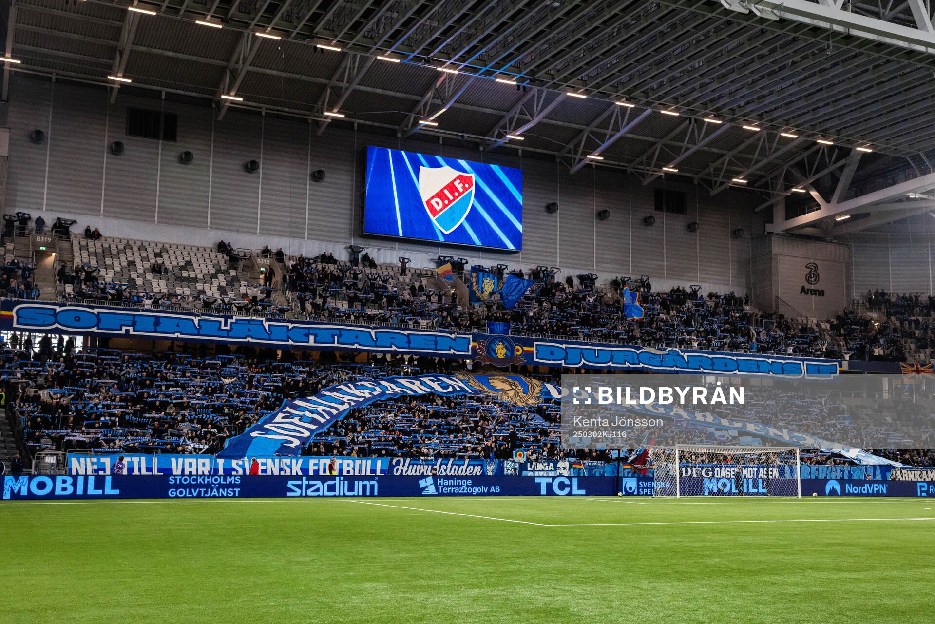 Djurgårdens supportrar med ett tifo