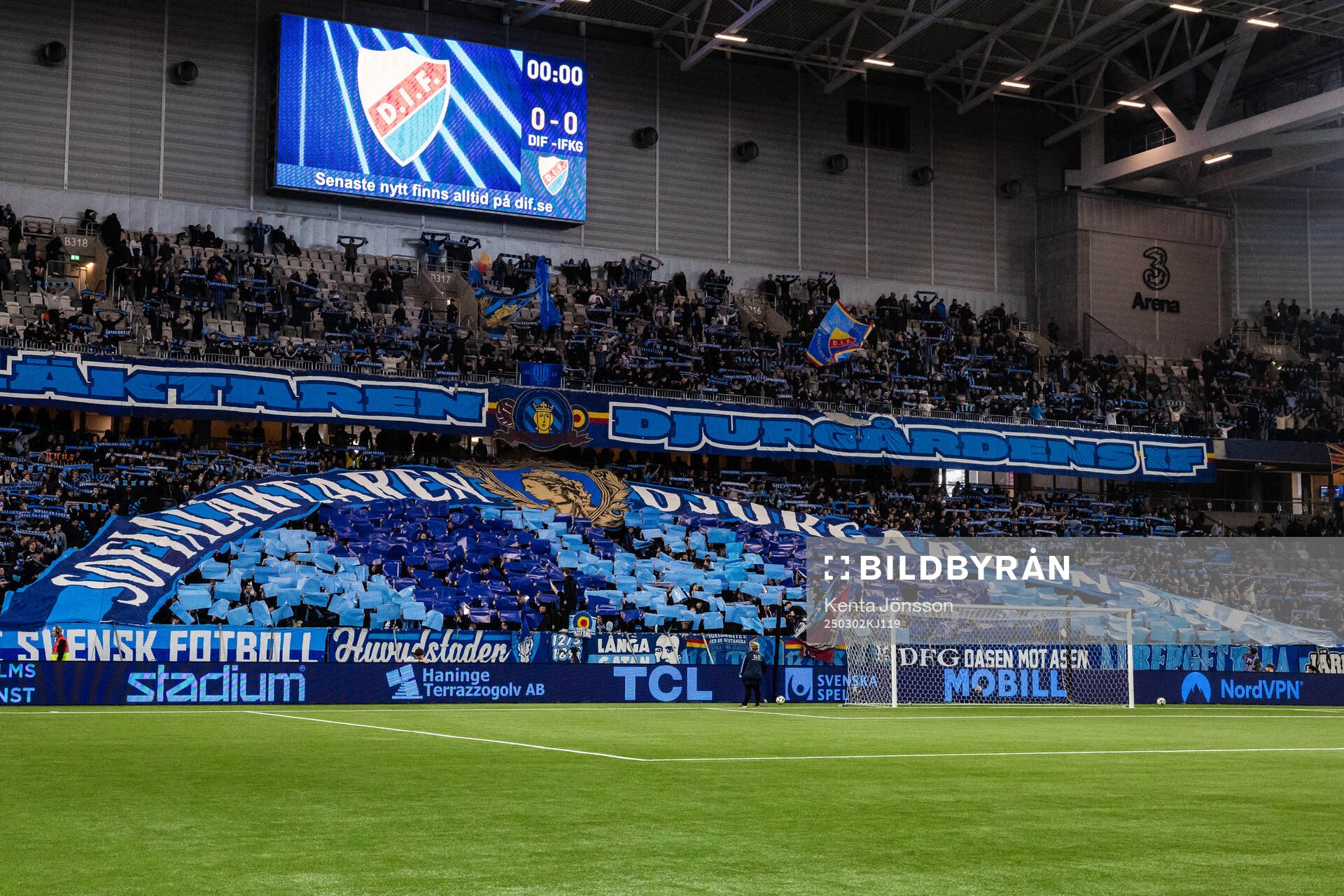 Djurgårdens supportrar med ett tifo