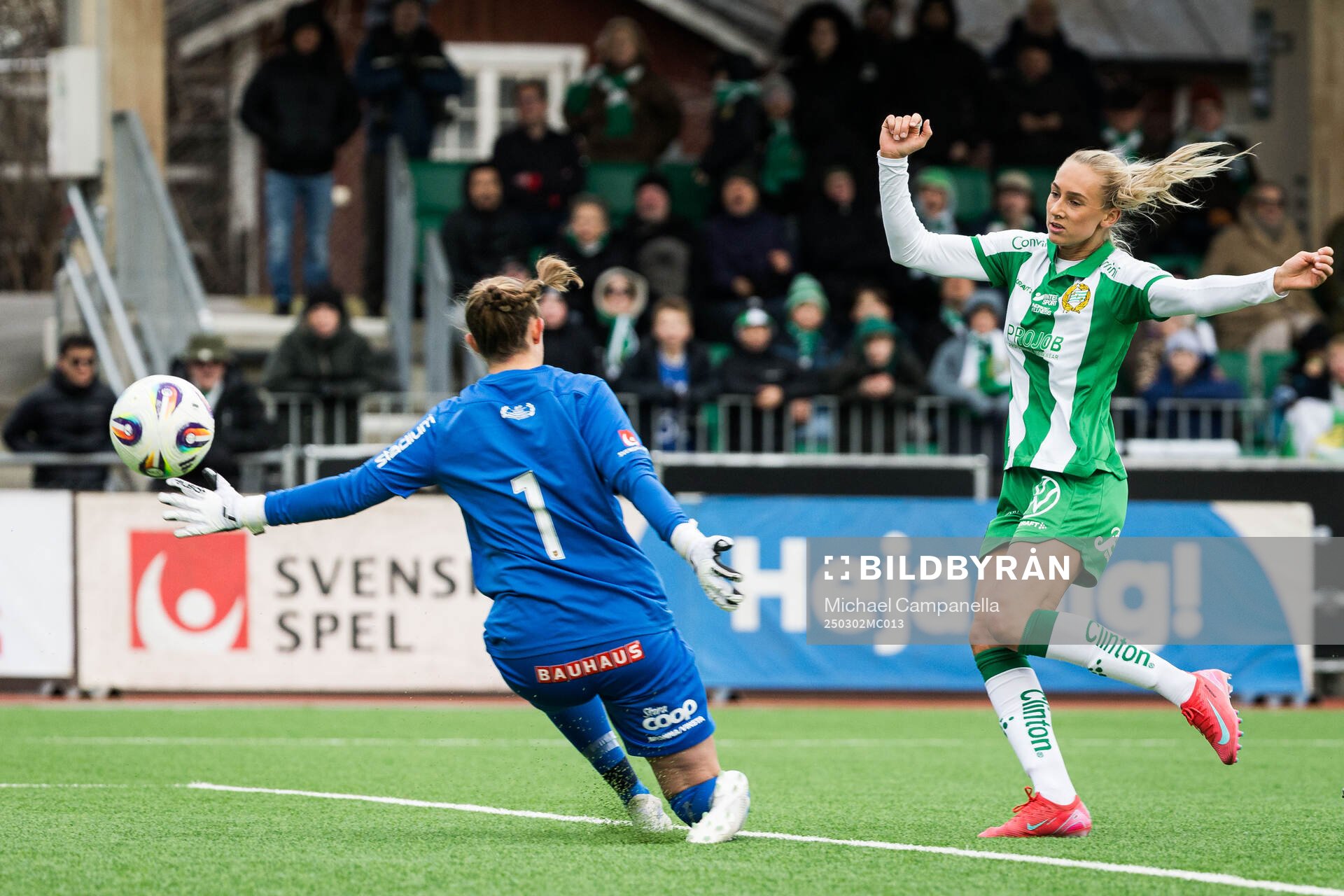 Brommapojkarnas målvakt Clara Ekstrand och Hammarbys Ellen