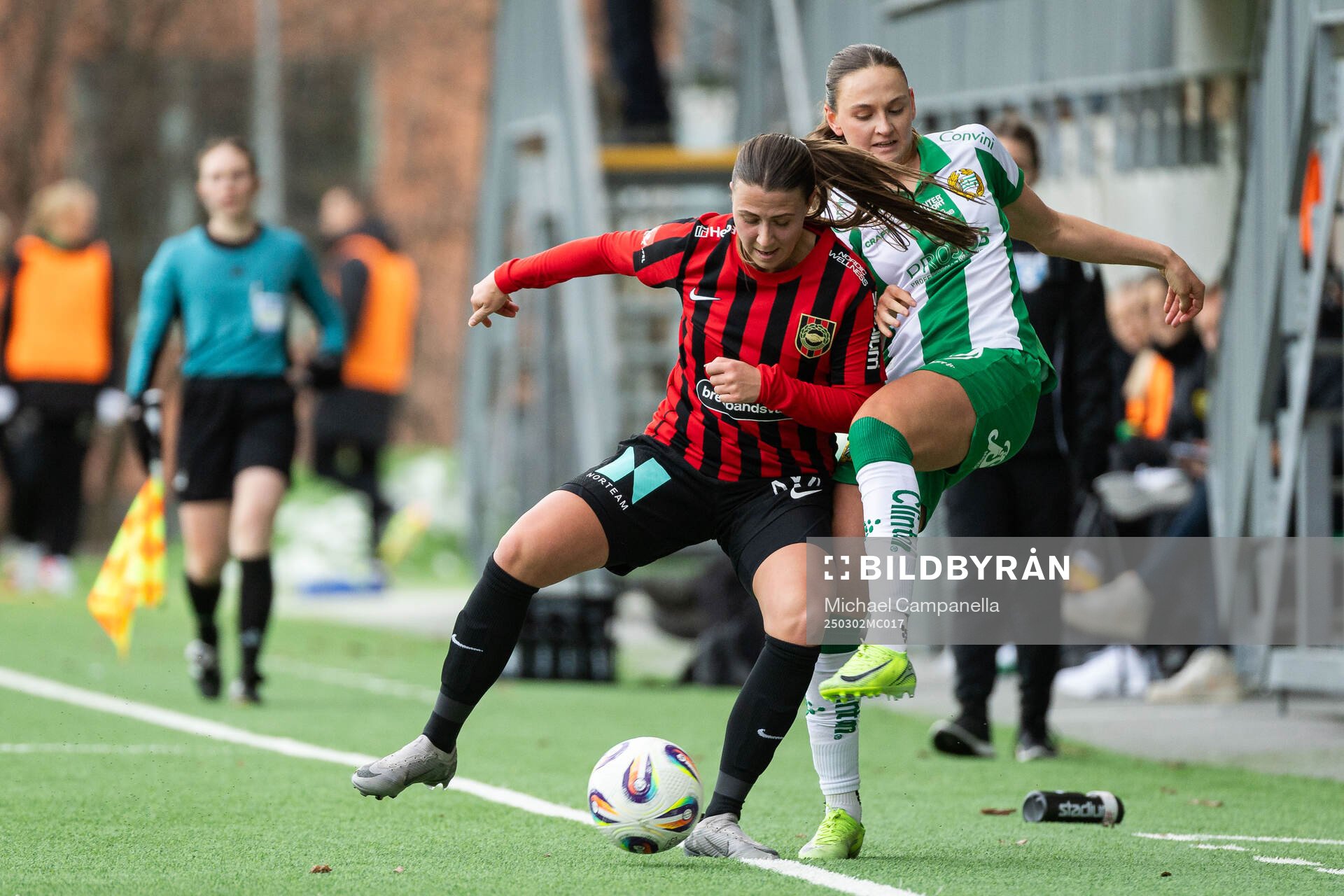 Brommapojkarnas Emilia Hjertberg och Hammarbys Vilde Hasund under fotbollsmatchen i Svenska Cupen mellan Hammarby och Brommapojkarna den 2 mars 2025 i Stockholm.