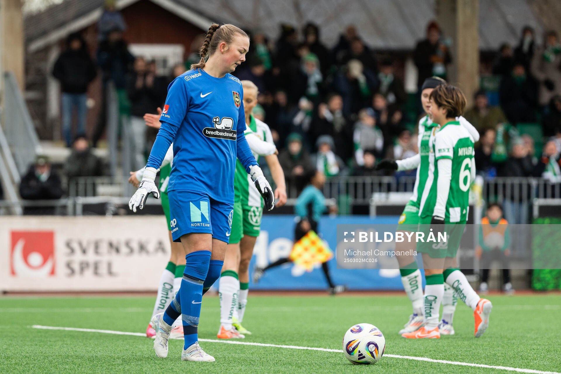 Brommapojkarnas målvakt Clara Ekstrand deppar