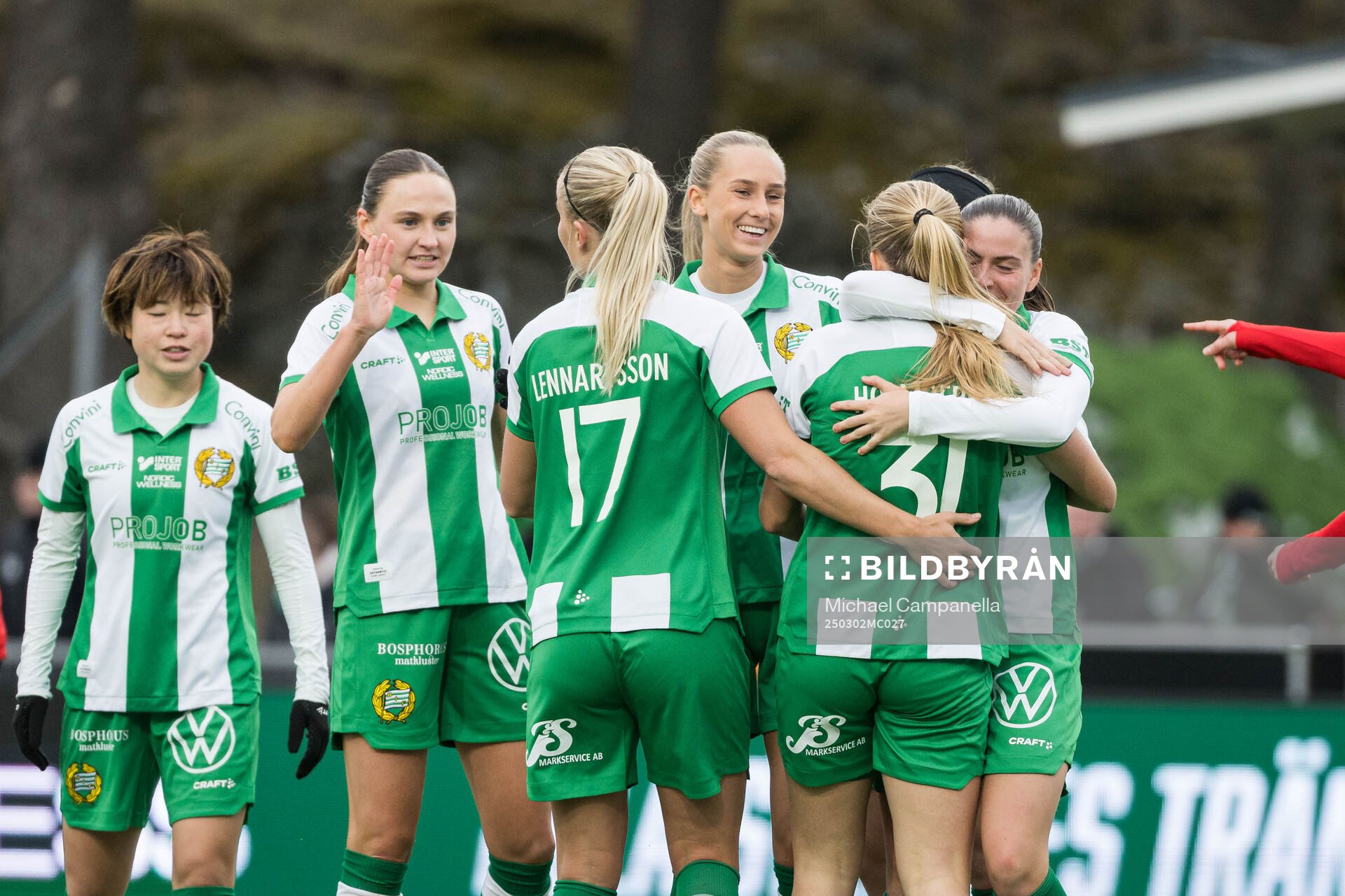 Hammarbys Ellen Wangerheim jublar med lagkamrater