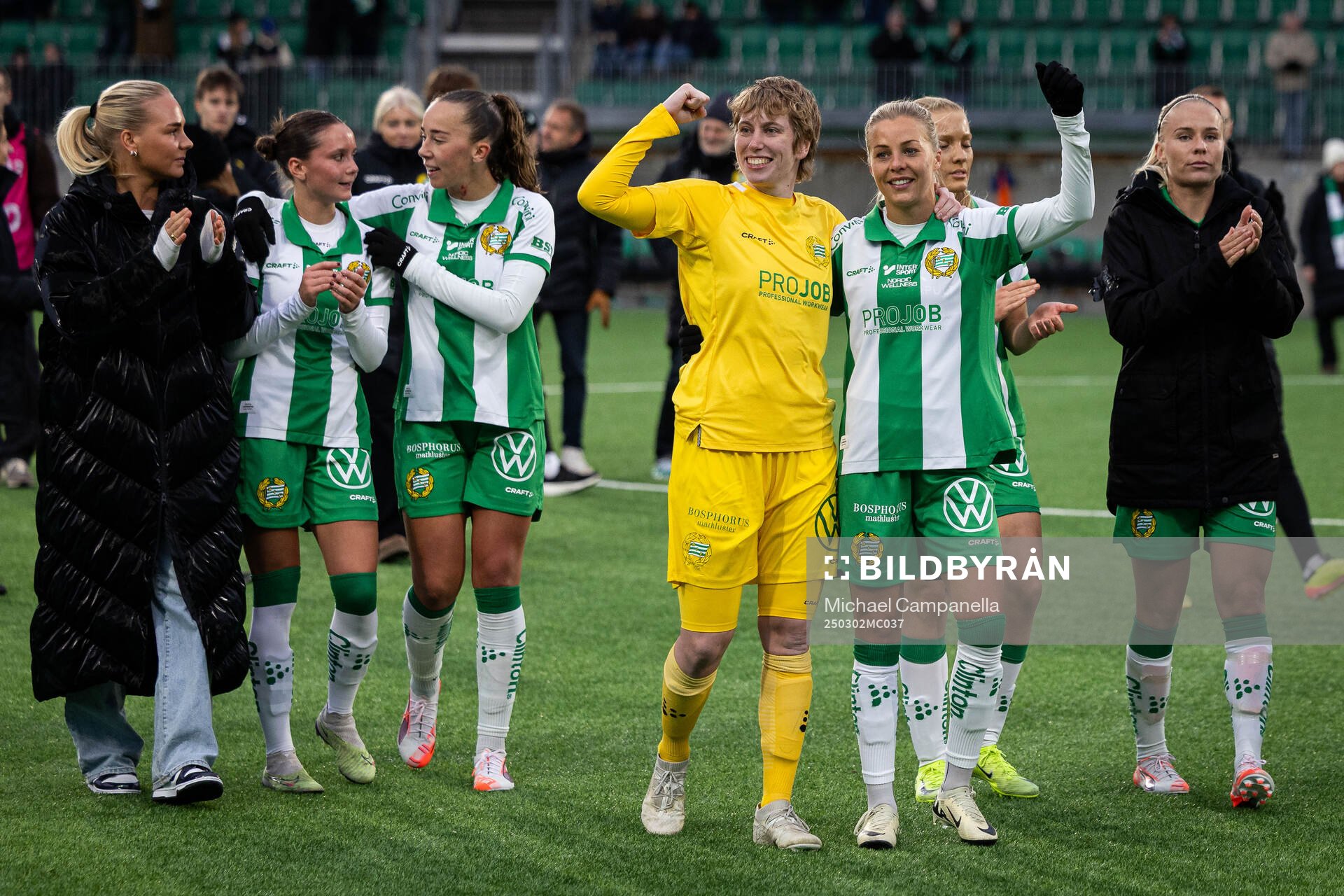 Hammarbys målvakt Moa Edrud och Lotta Ökvist tackar
