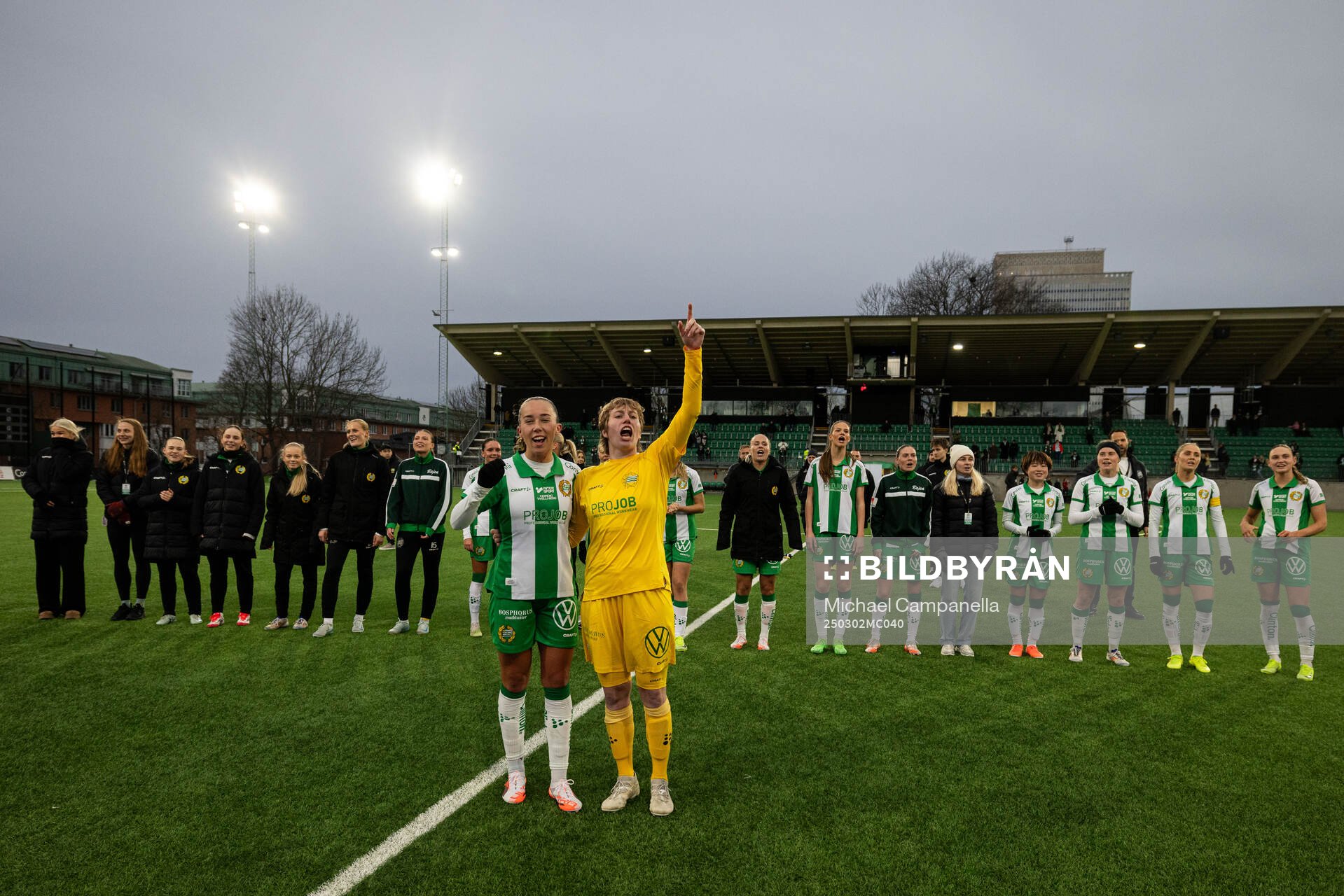 Hammarbys Athinna Persson Lundgren och målvakt Moa Edrud