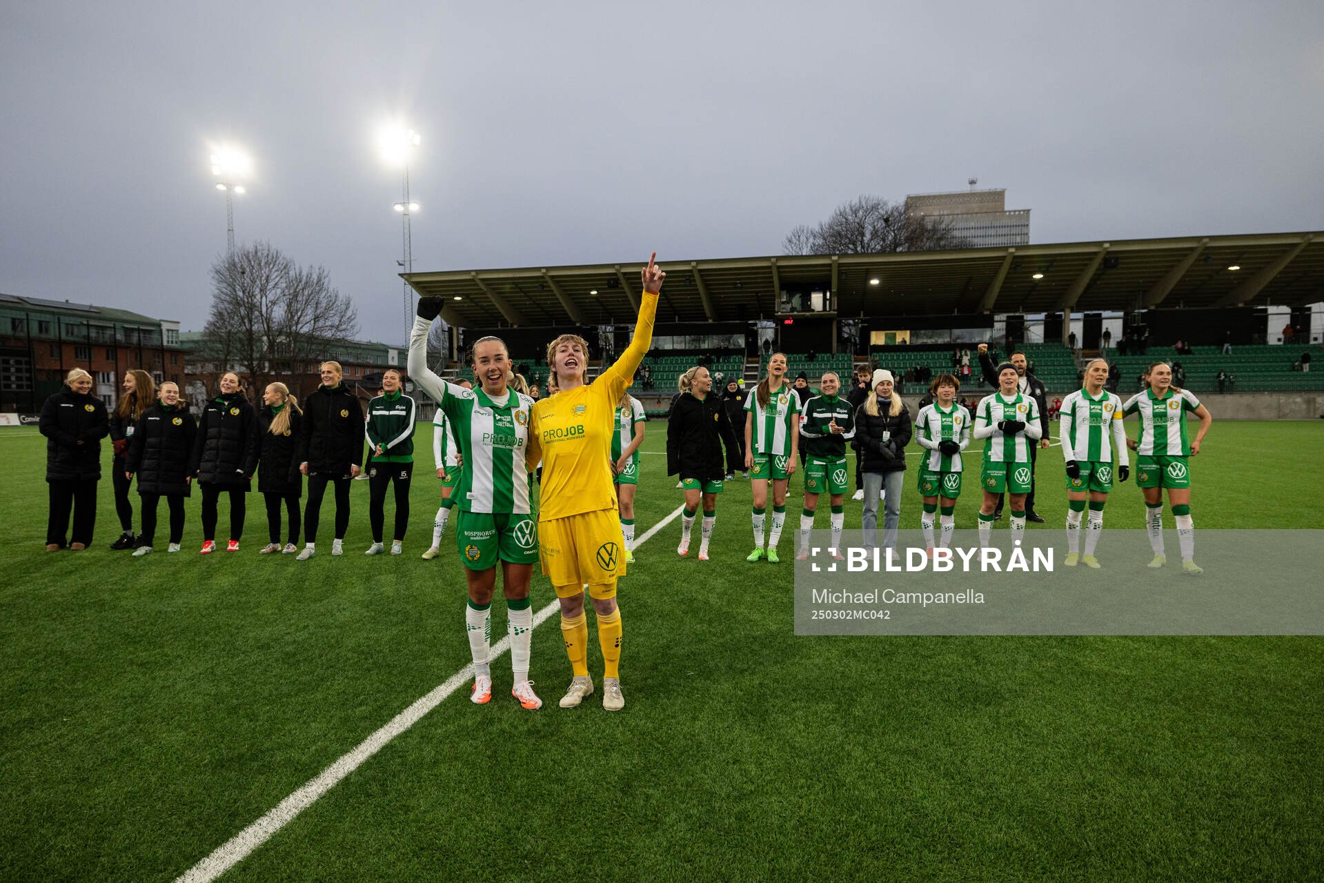 Hammarbys Athinna Persson Lundgren och målvakt Moa Edrud