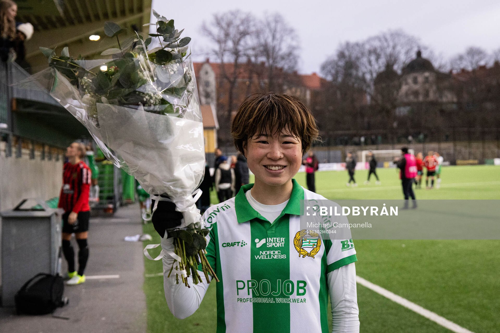 Hammarbys Asato Miyagawa med blommor efter fotbollsmatchen i Svenska Cupen mellan Hammarby och Brommapojkarna den 2 mars 2025 i Stockholm.