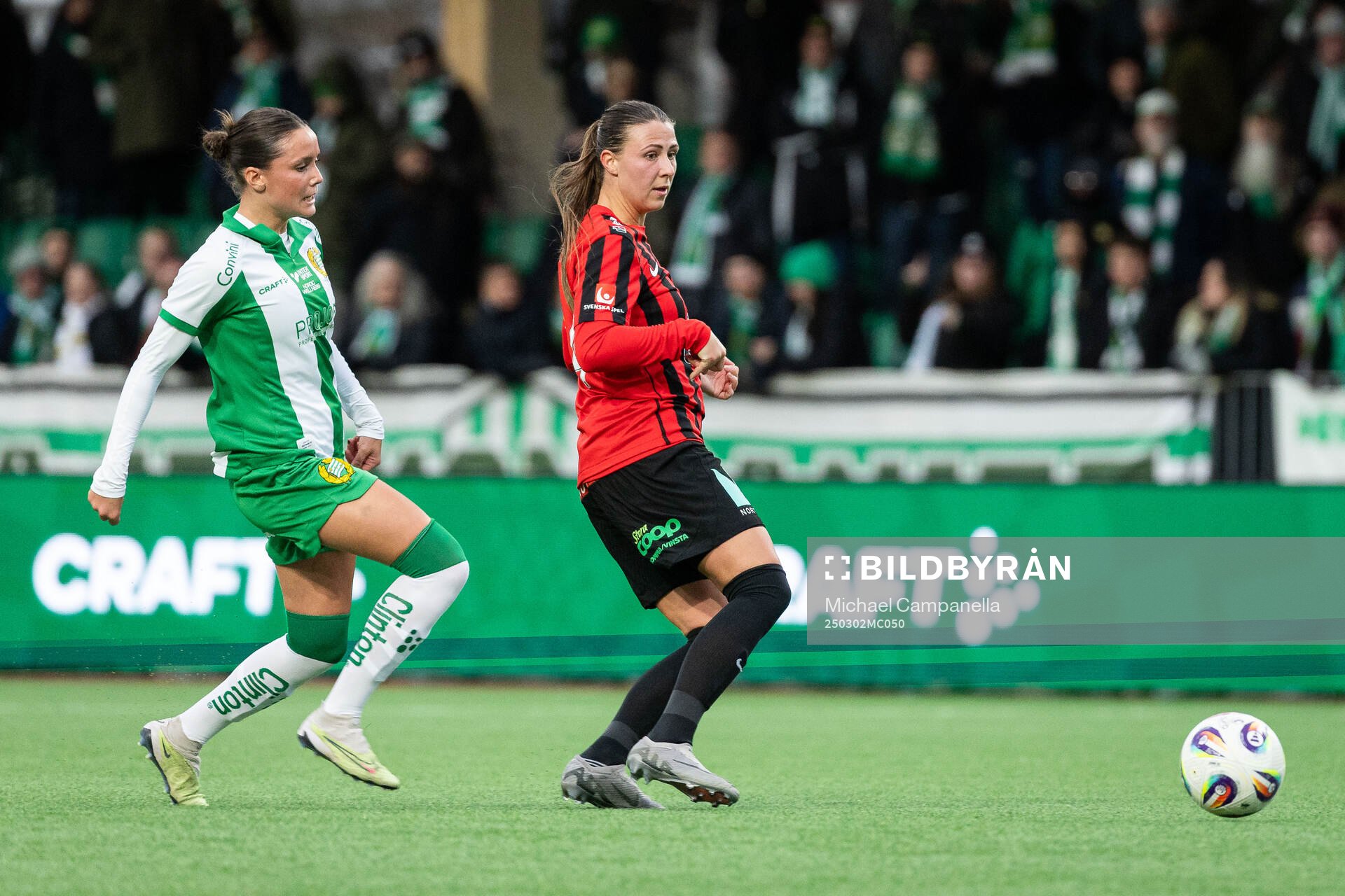 Hammarbys Vera Blom och Brommapojkarnas Emilia Hjertberg under fotbollsmatchen i Svenska Cupen mellan Hammarby och Brommapojkarna den 2 mars 2025 i Stockholm.