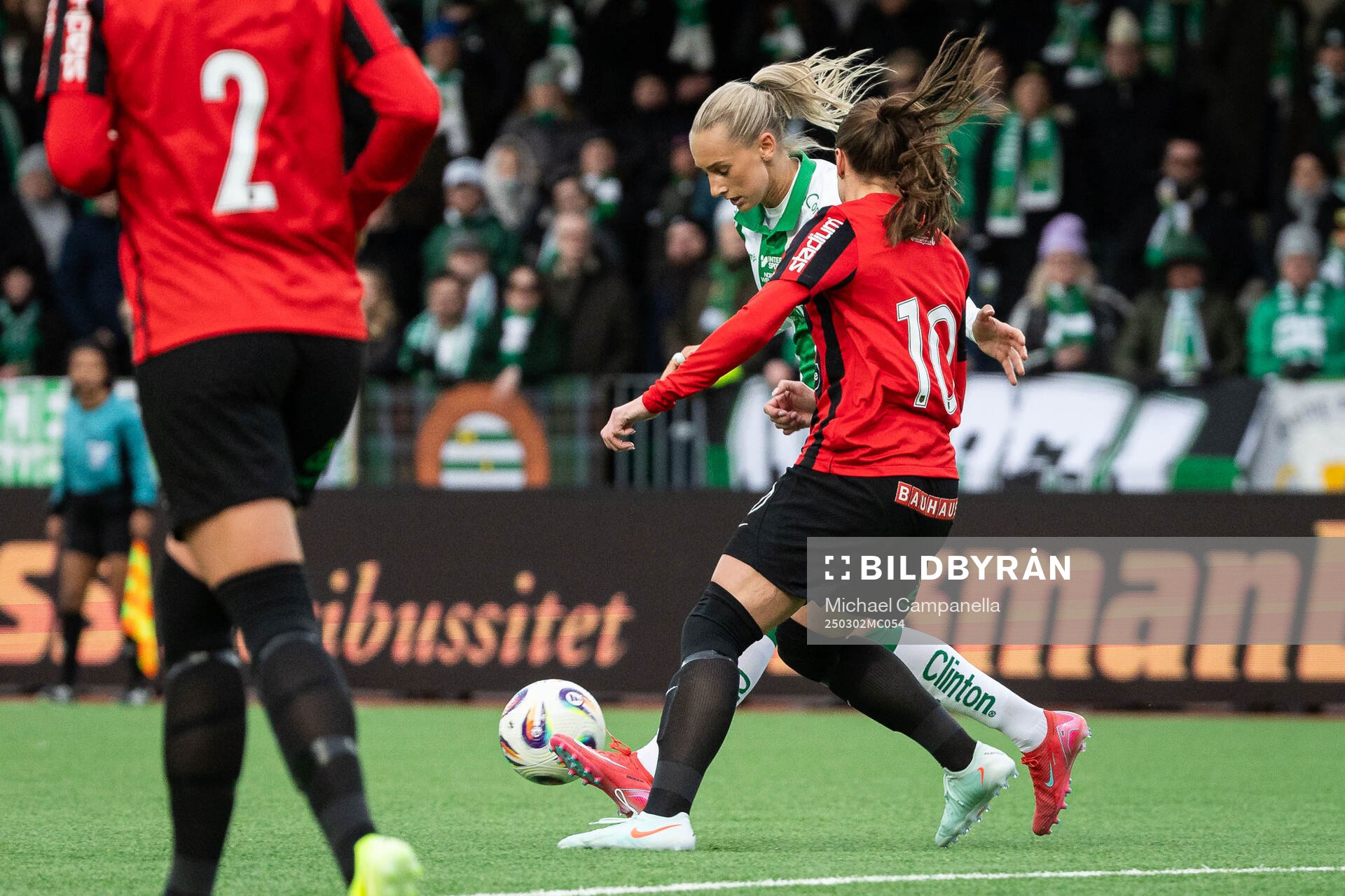 Hammarbys Ellen Wangerheim och Brommapojkarnas Louise Lillbäck under fotbollsmatchen i Svenska Cupen mellan Hammarby och Brommapojkarna den 2 mars 2025 i Stockholm.