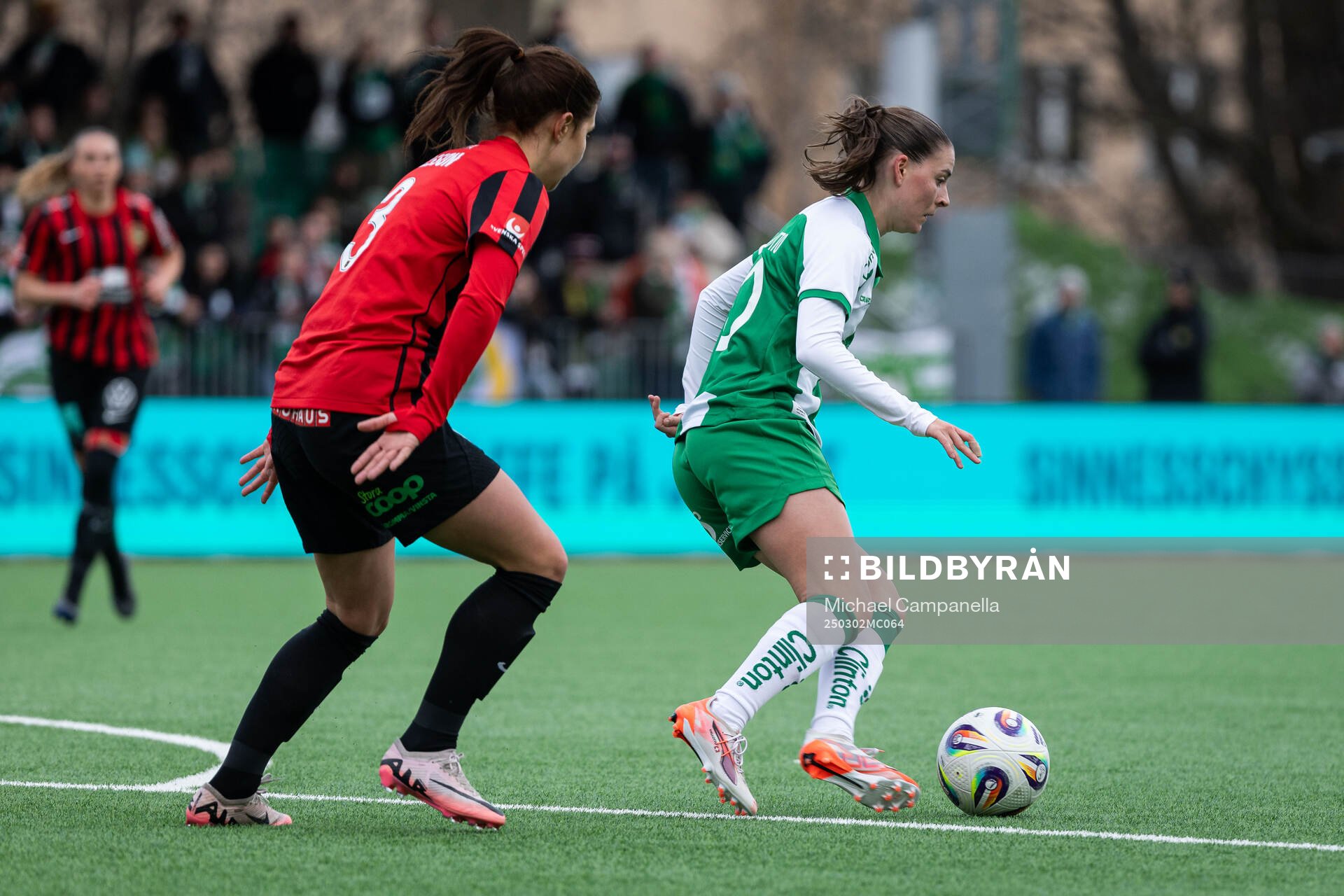 Brommapojkarnas Julia Olsson och Hammarbys Smilla Vallotto