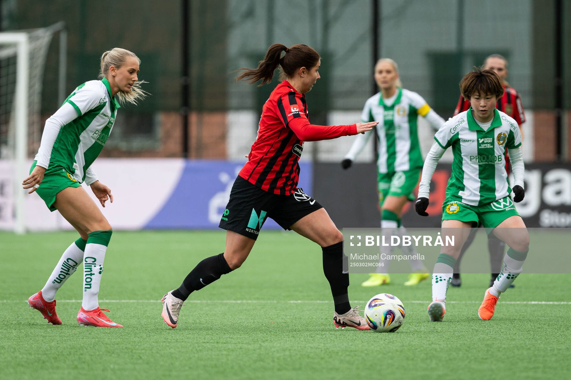 Brommapojkarnas Julia Olsson och Hammarbys Asato Miyagawa