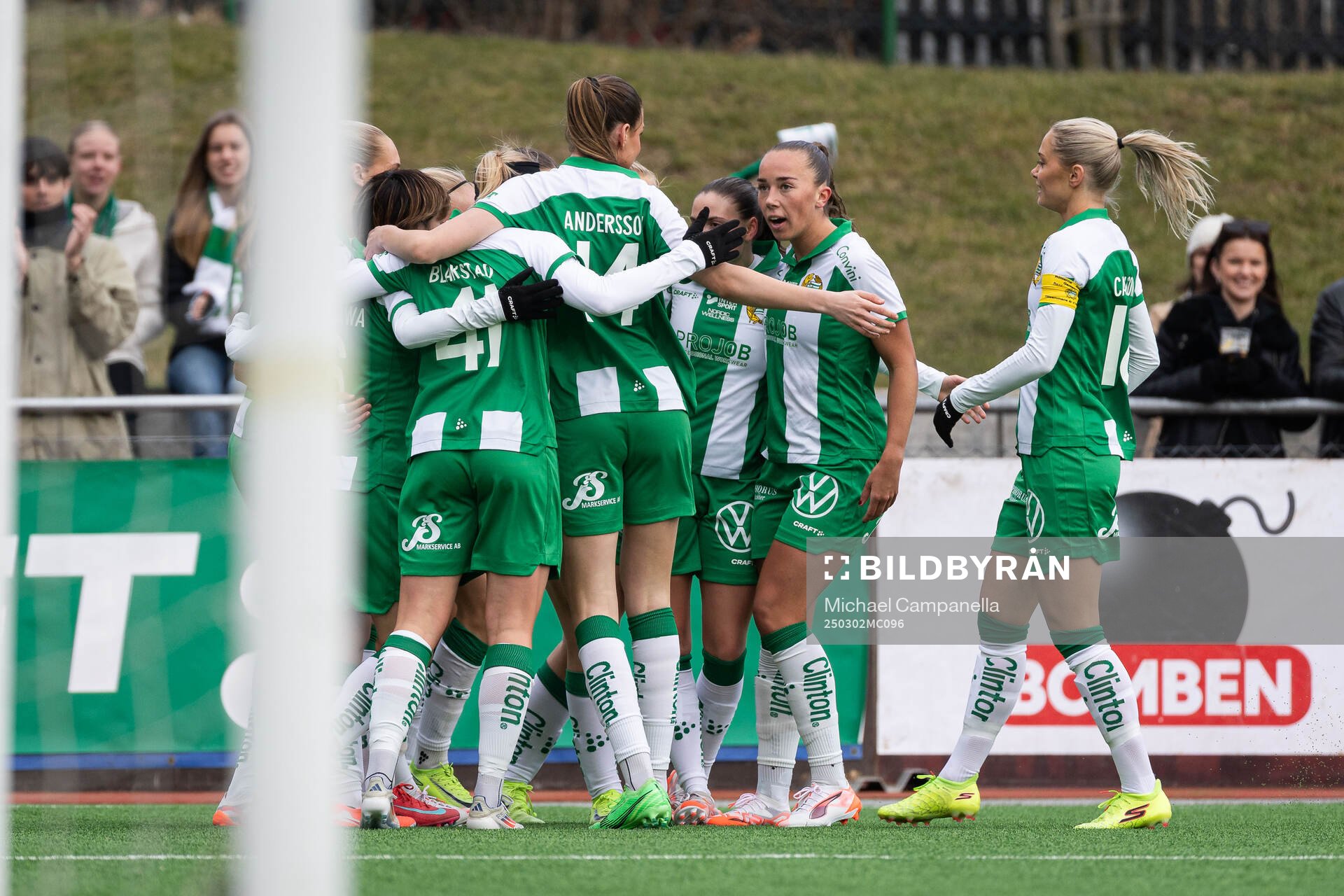 Hammarbys Vilde Hasund jublar med lagkamrater