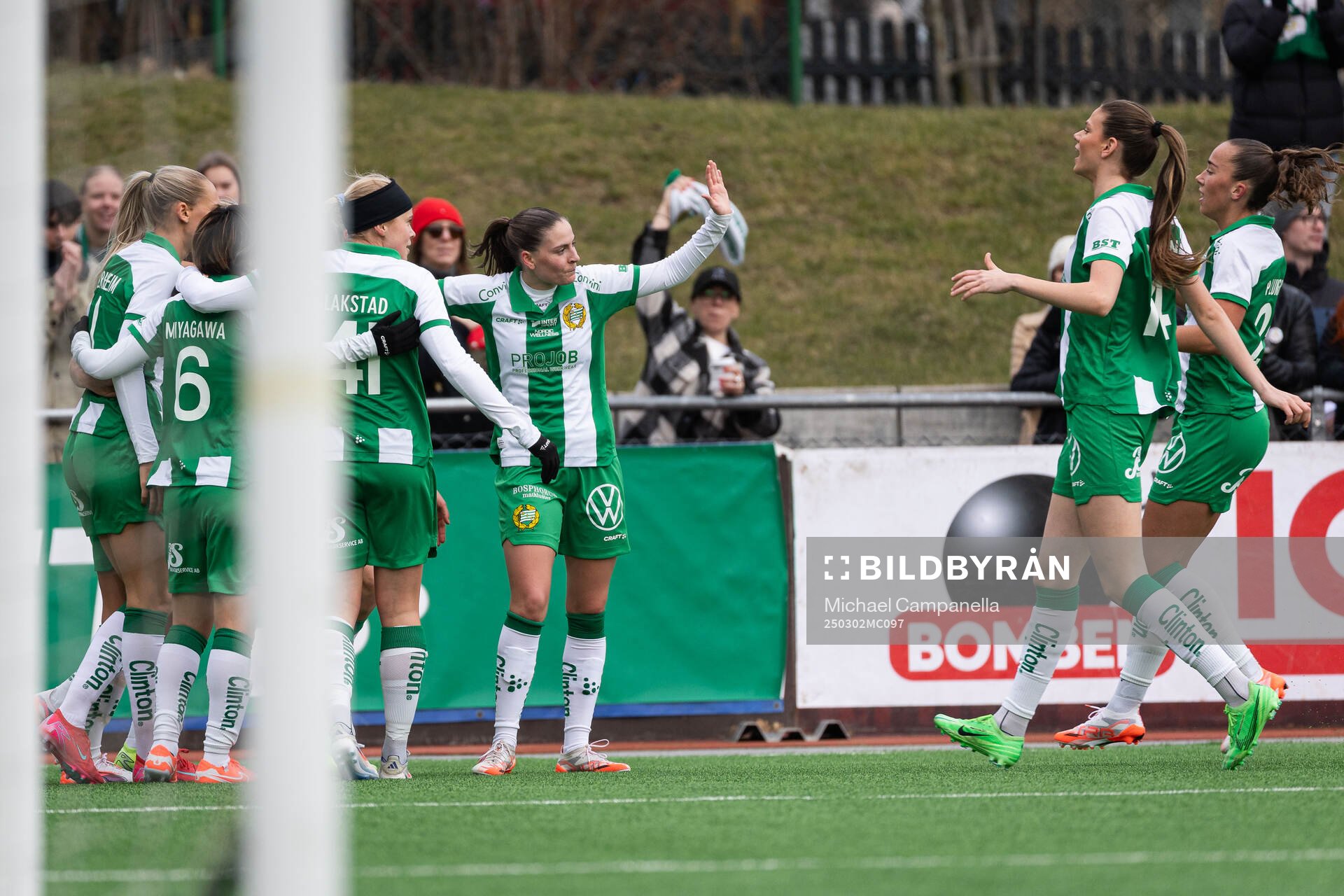 Hammarbys Vilde Hasund jublar med lagkamrater