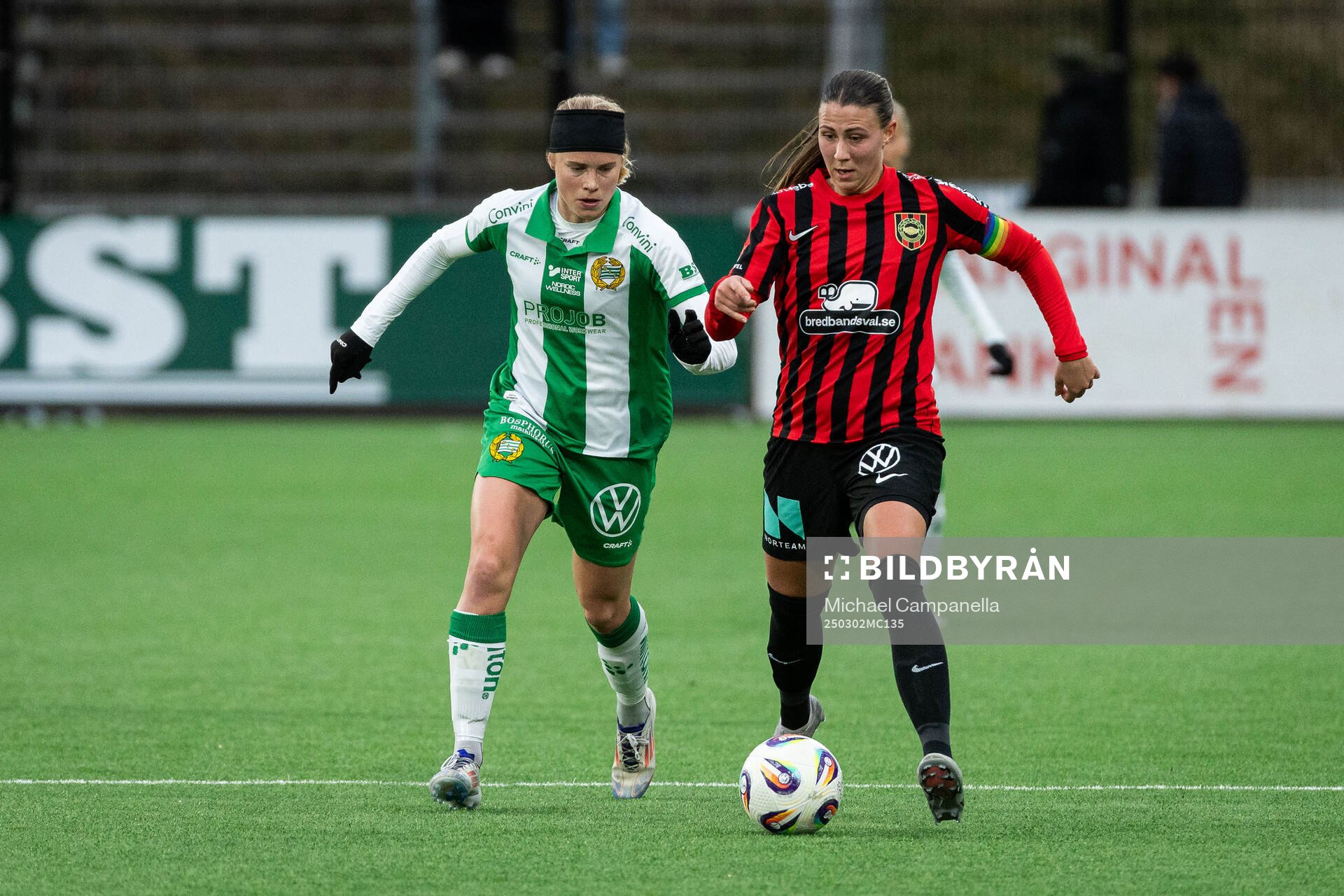 Hammarbys Julie Blakstad och Brommapojkarnas Emilia Hjertberg under fotbollsmatchen i Svenska Cupen mellan Hammarby och Brommapojkarna den 2 mars 2025 i Stockholm.