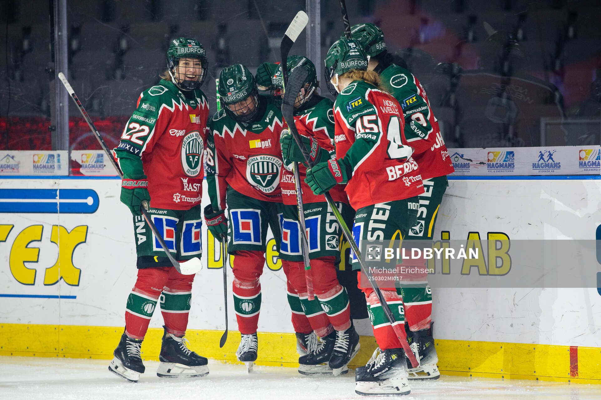 Frölundas Michelle Karvinen jublar ihop med lagkamrater