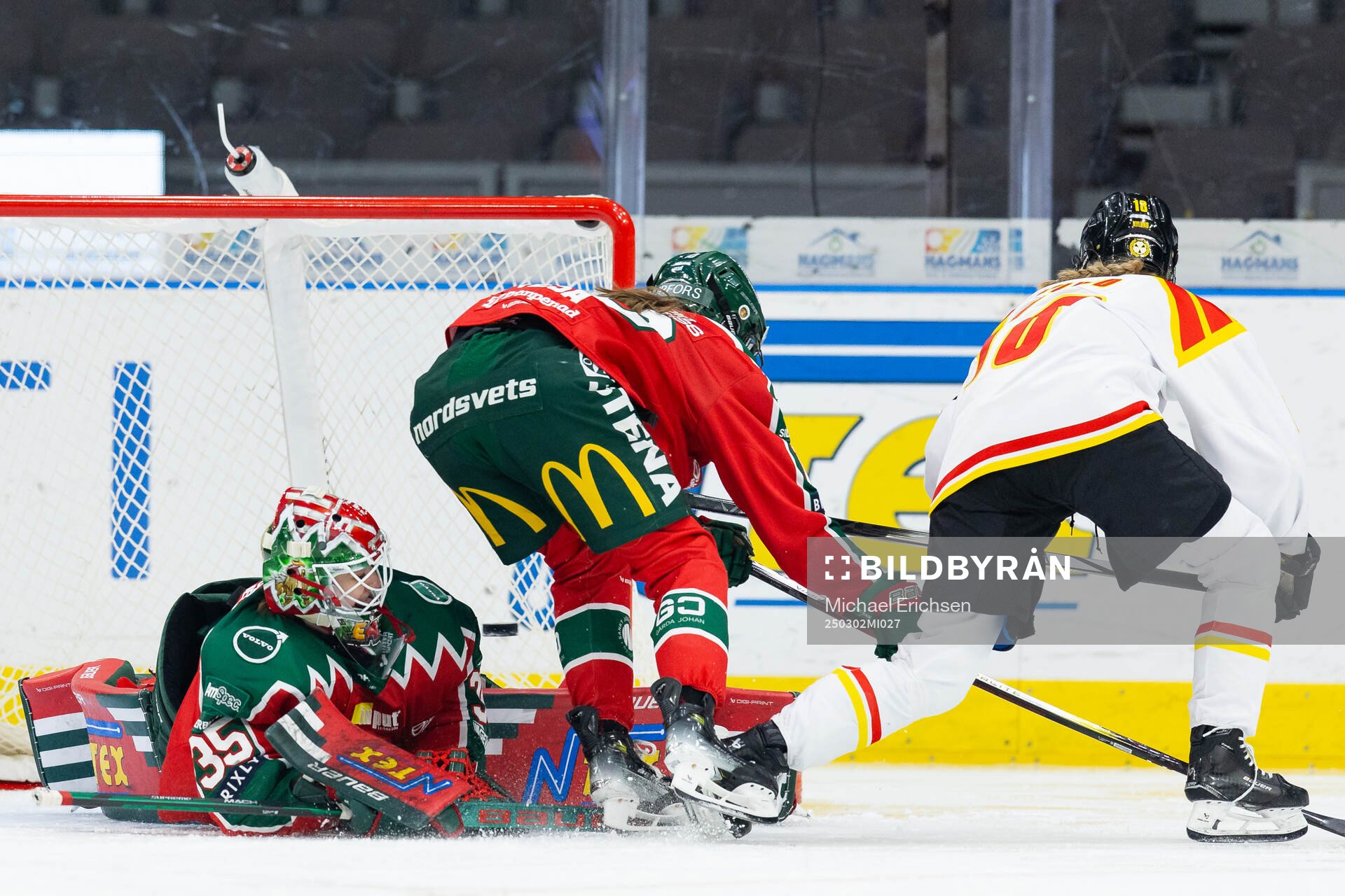 Brynäs Jenniina Nylund gör 1-1 på Frölundas målvakt