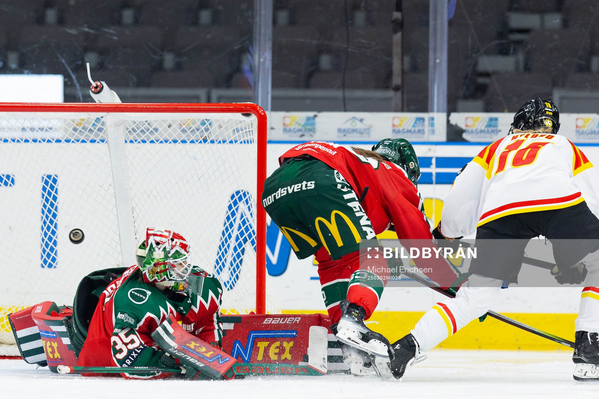 Brynäs Jenniina Nylund gör 1-1 på Frölundas målvakt