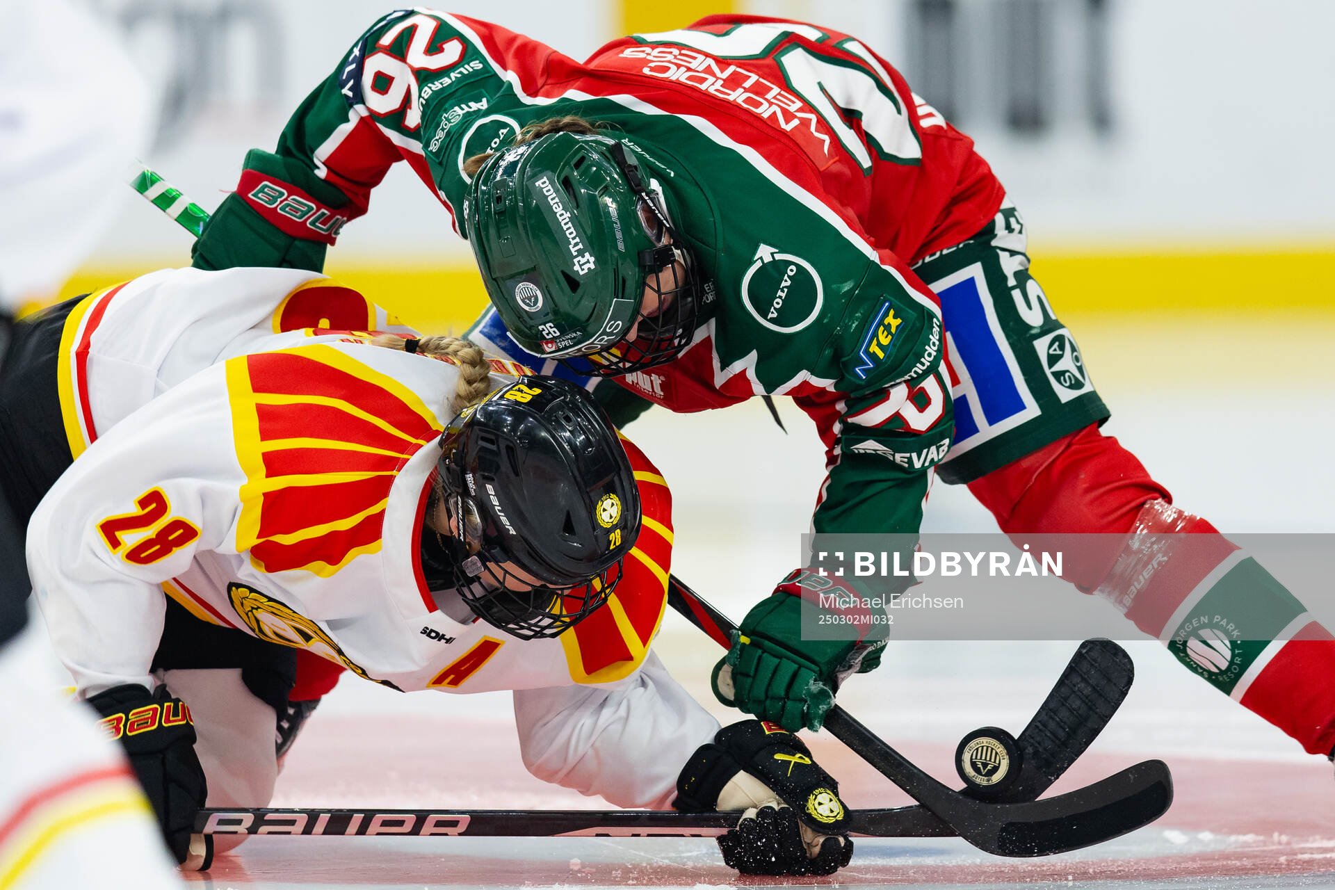 Brynäs Jenny Antonsson tekar mot Frölundas Hanna Olsson