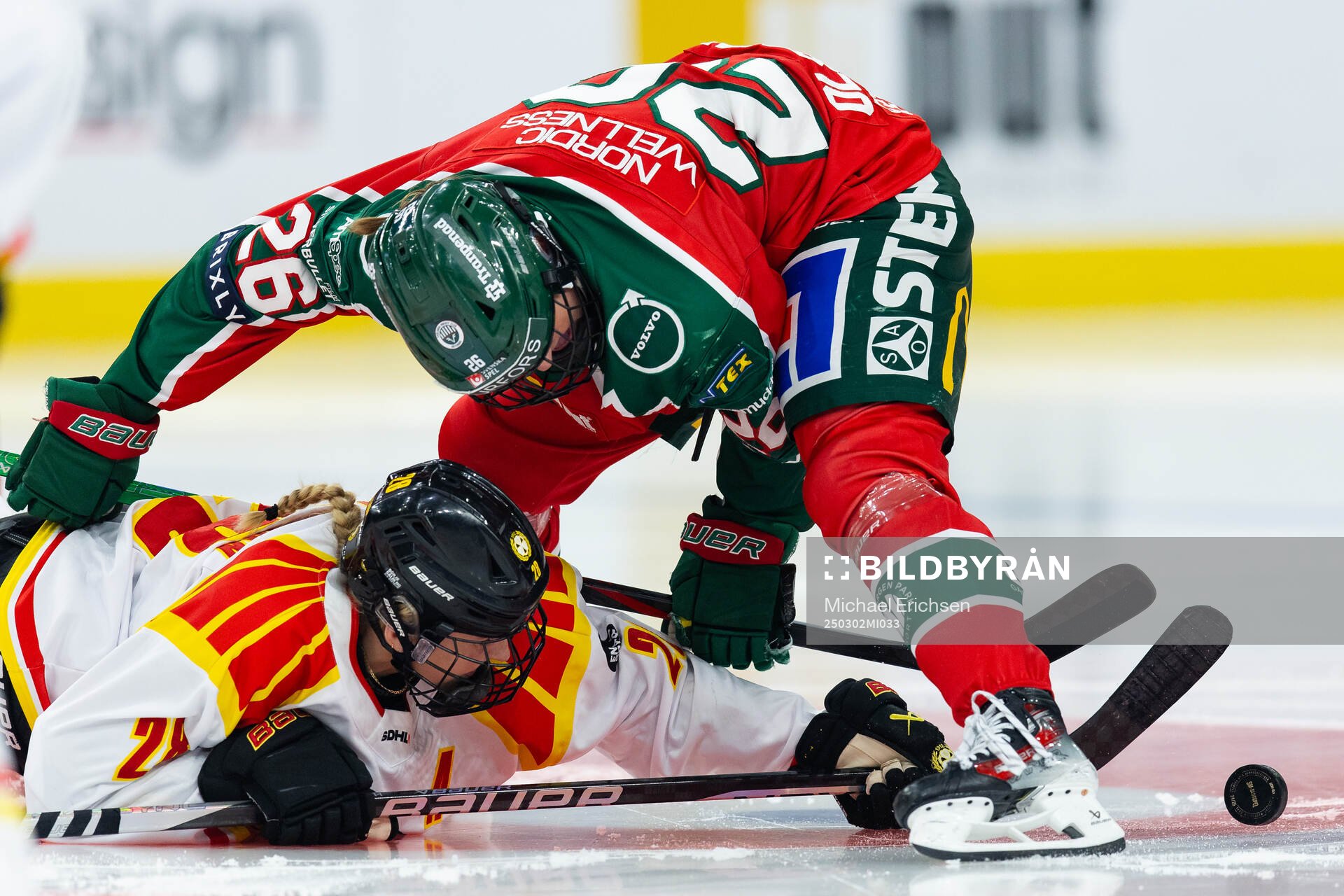 Brynäs Jenny Antonsson tekar mot Frölundas Hanna Olsson