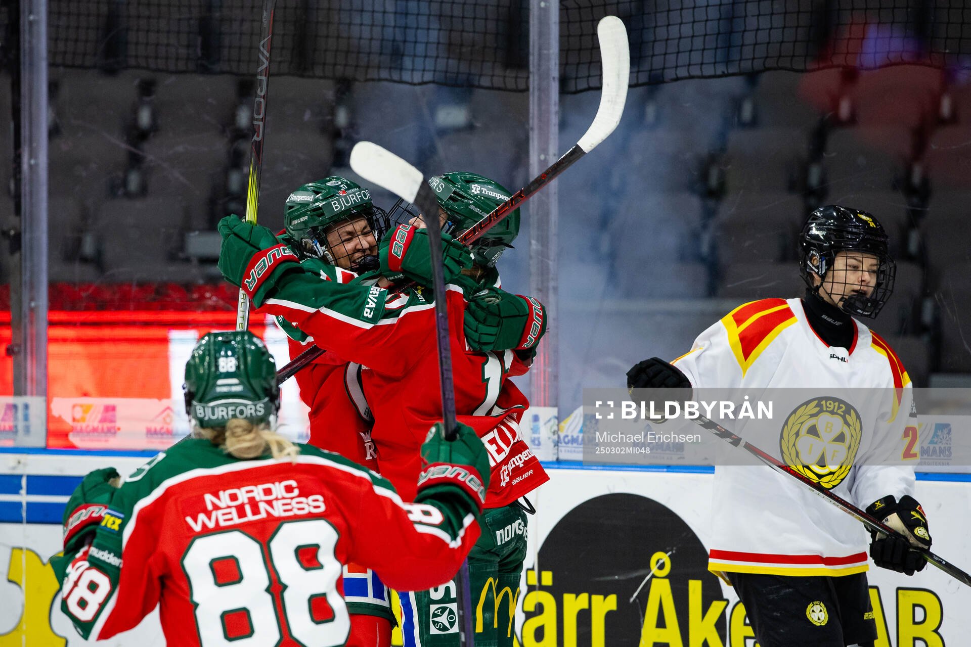 Frölundas Ella Hellman jublar ihop med Sofie Lundin