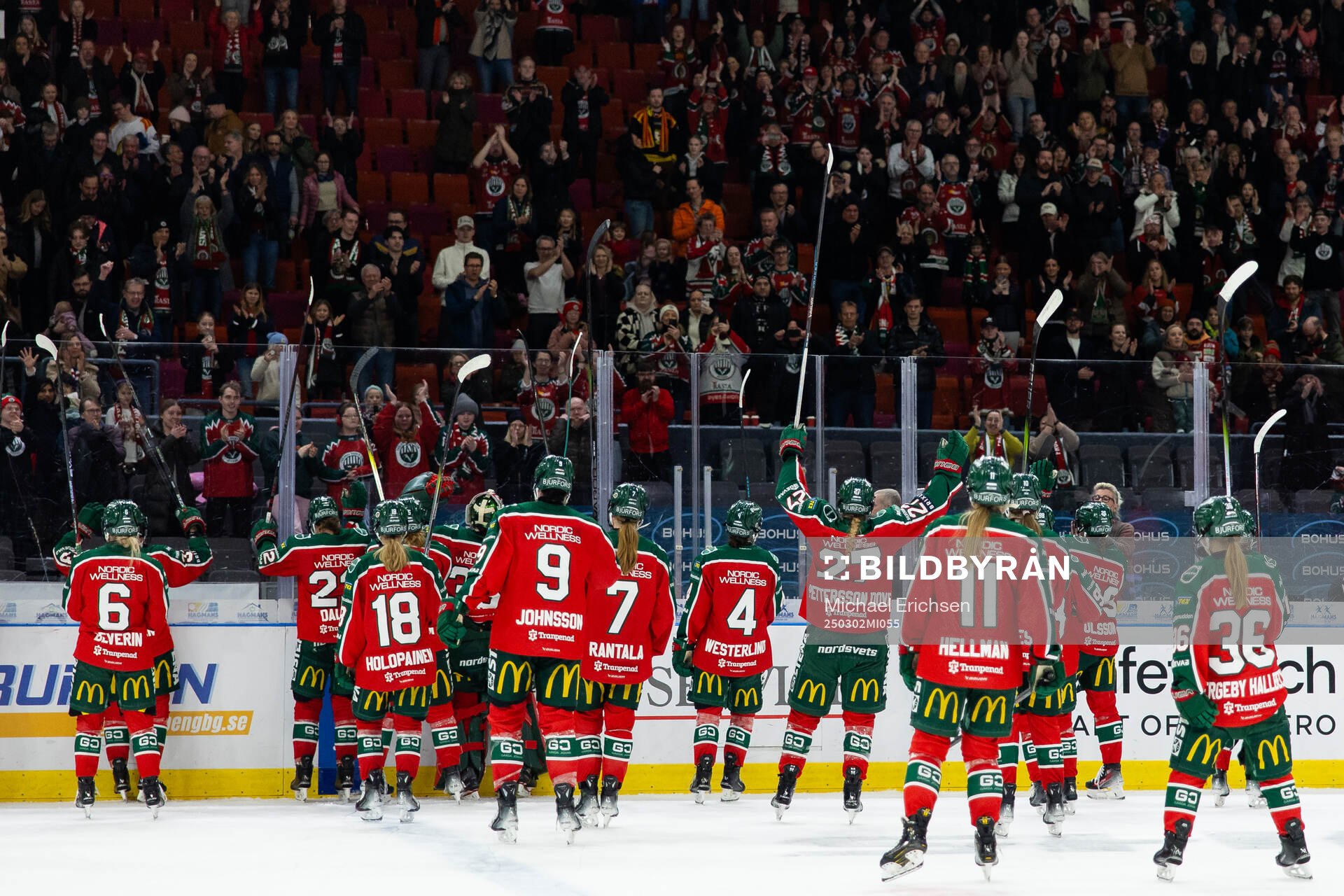 Frölundas spelare jublar och tackar publiken