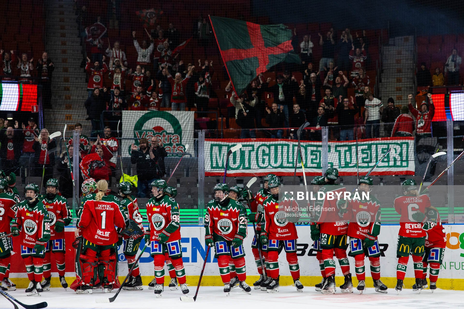 Frölundas spelare jublar och tackar klacken