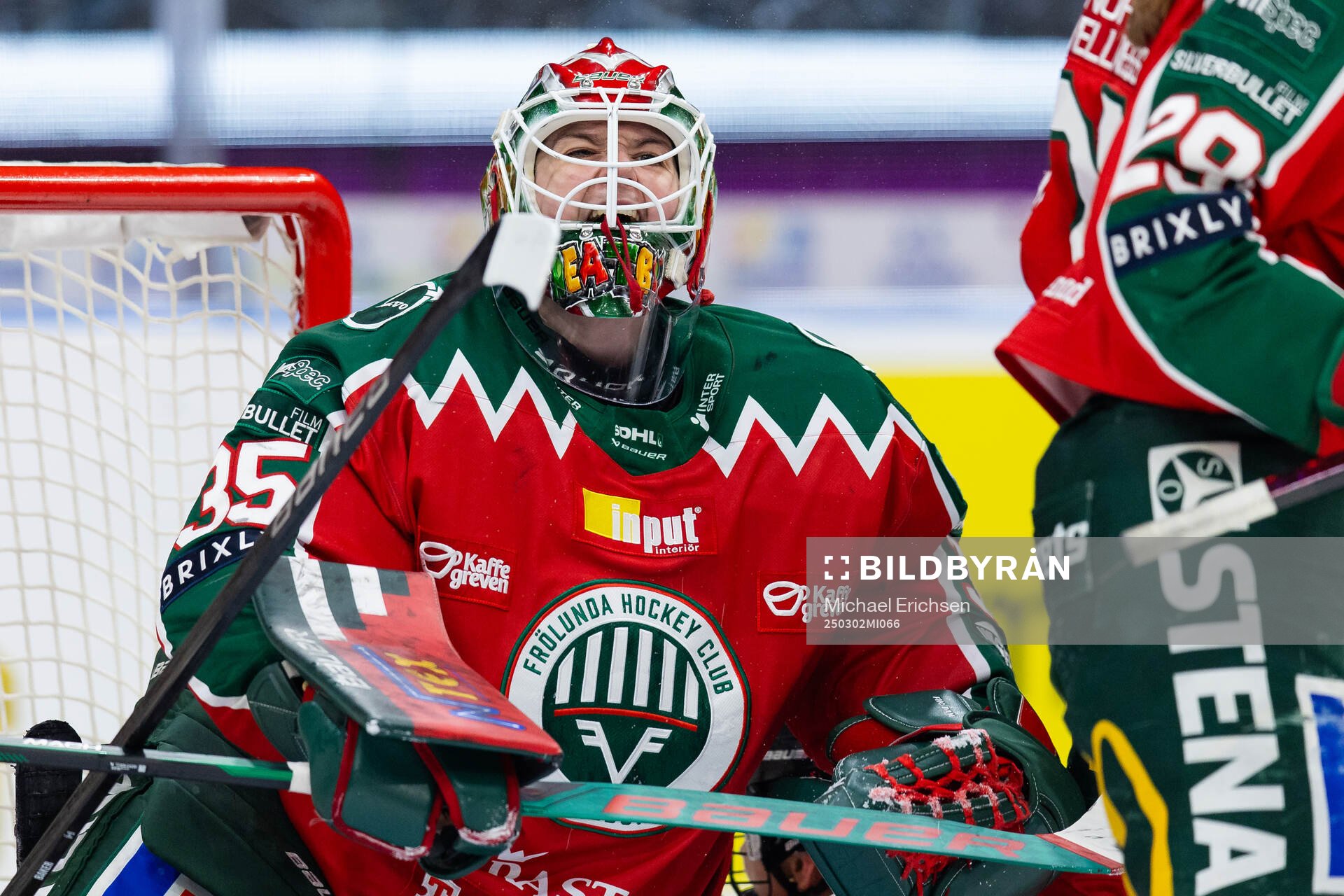 Frölundas målvakt Stephanie Neatby jublar
