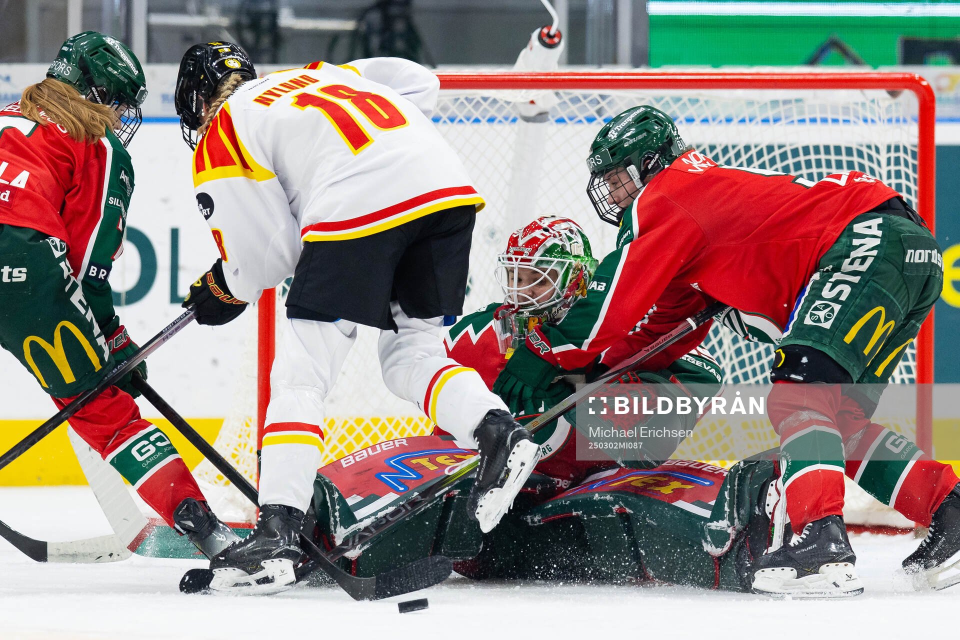 Frölundas målvakt Stephanie Neatby och Brynäs Jenniina