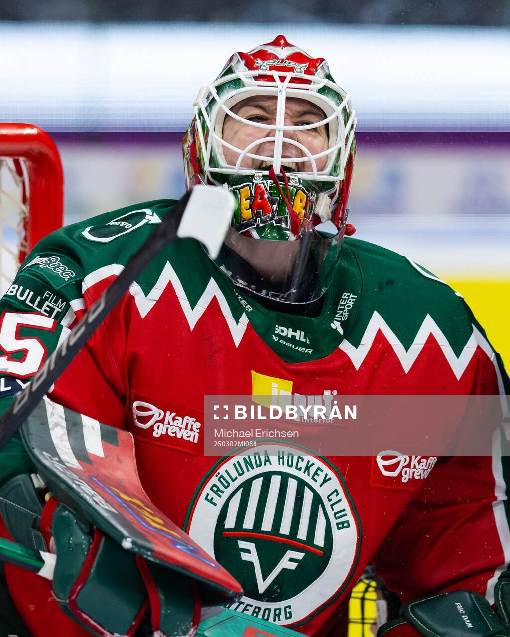 Frölundas målvakt Stephanie Neatby jublar