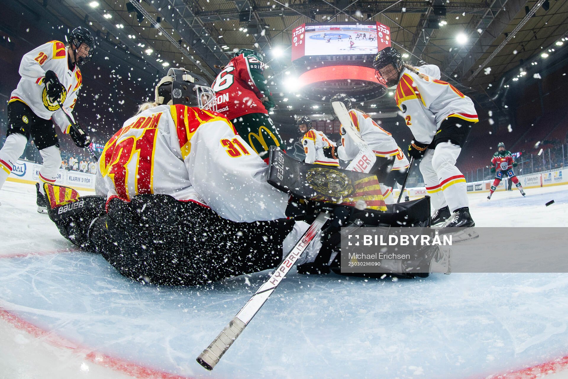 Brynäs målvakt Ena Nystrøm räddar ett skott