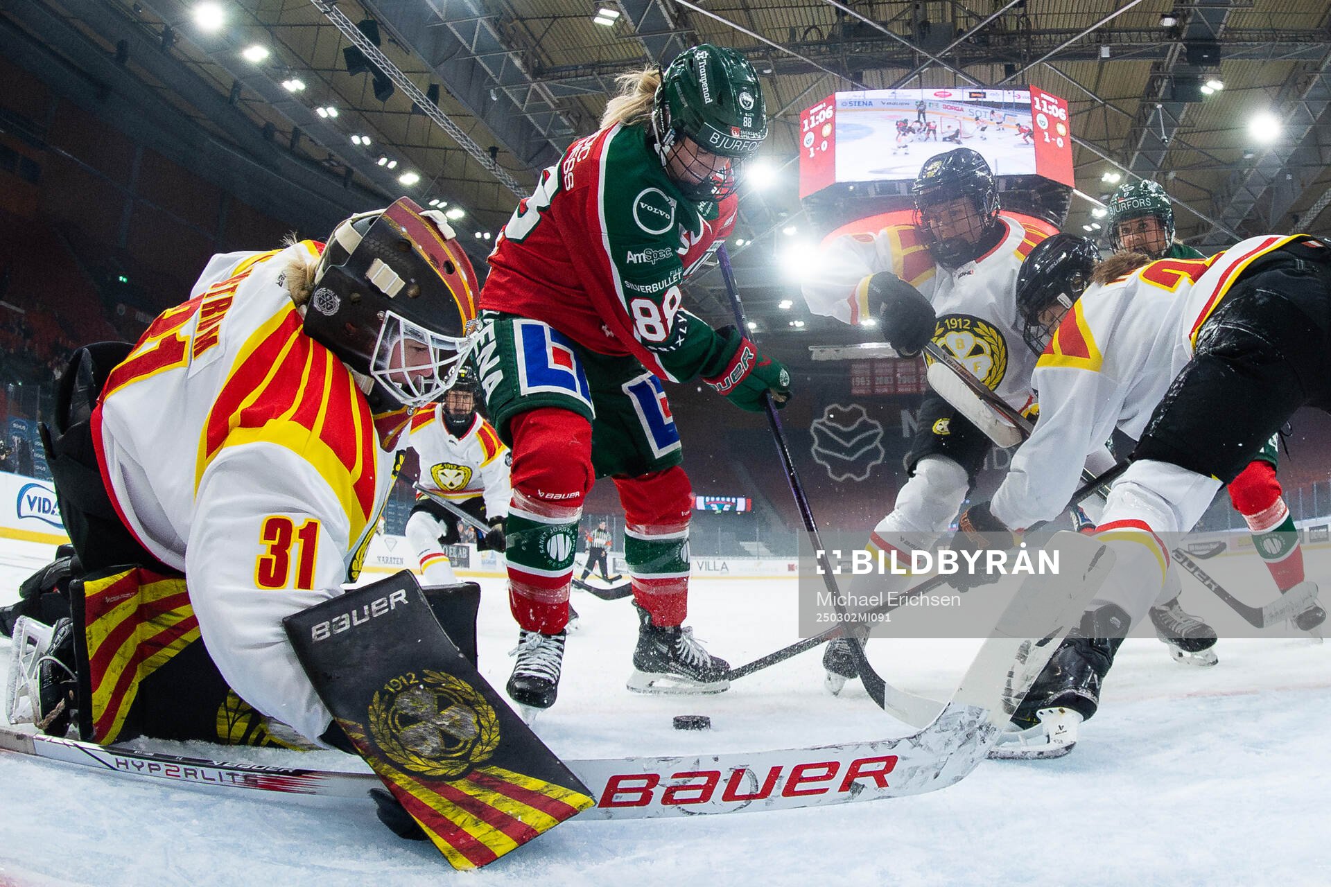 Frölundas Sydney Brodt och Brynäs målvakt Ena Nystrøm