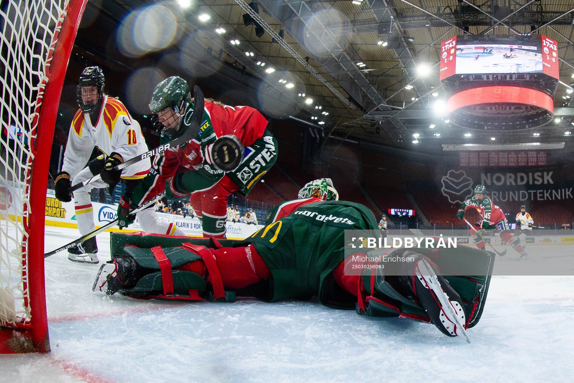 Brynäs Jenniina Nylund skjuter 1-1 i mål bakom Frölundas