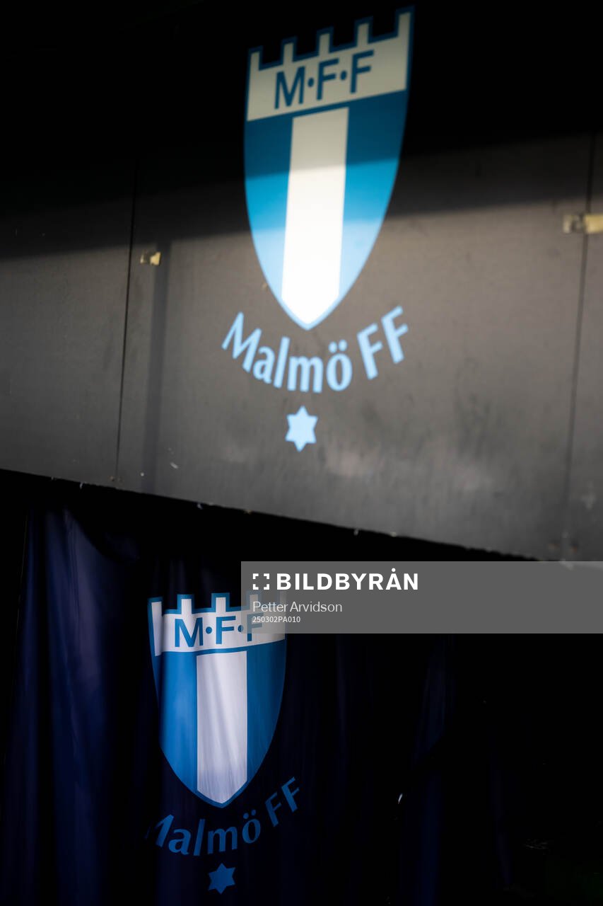 Malmö FFs klubbmärke inför fotbollsmatchen i Svenska Cupen mellan Malmö FF och Västerås den 2 mars 2025 i Malmö. 