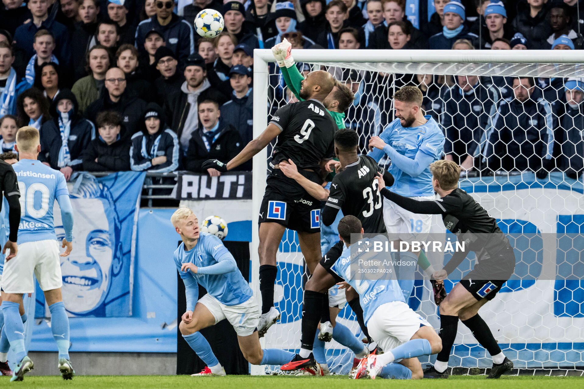 Malmö FFs Otto Rosengren, målvakt Ricardo Friedrich och