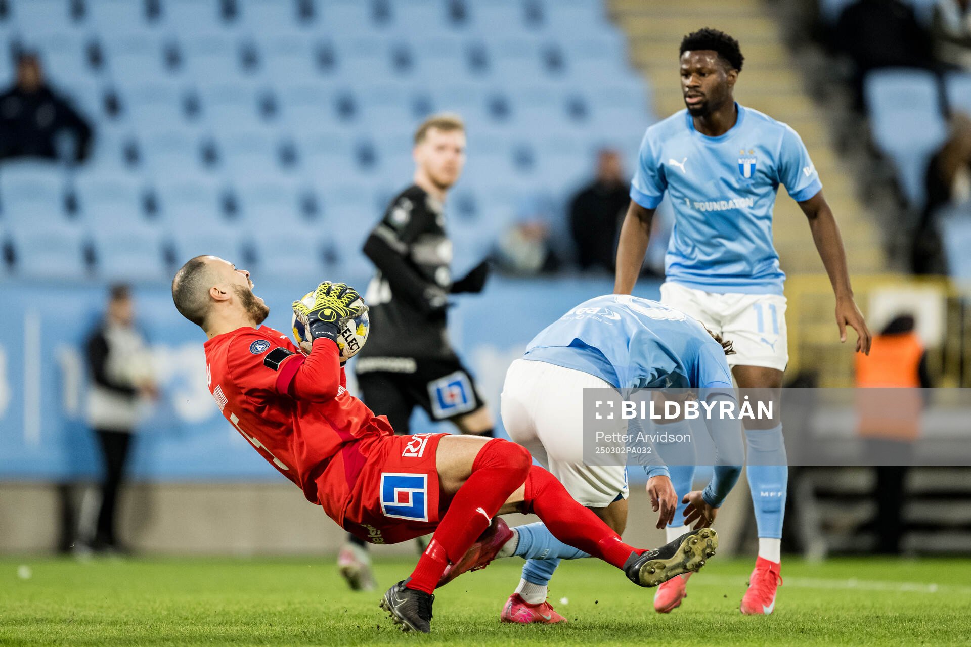 Malmö FFs Erik Botheim och Västerås målvakt André