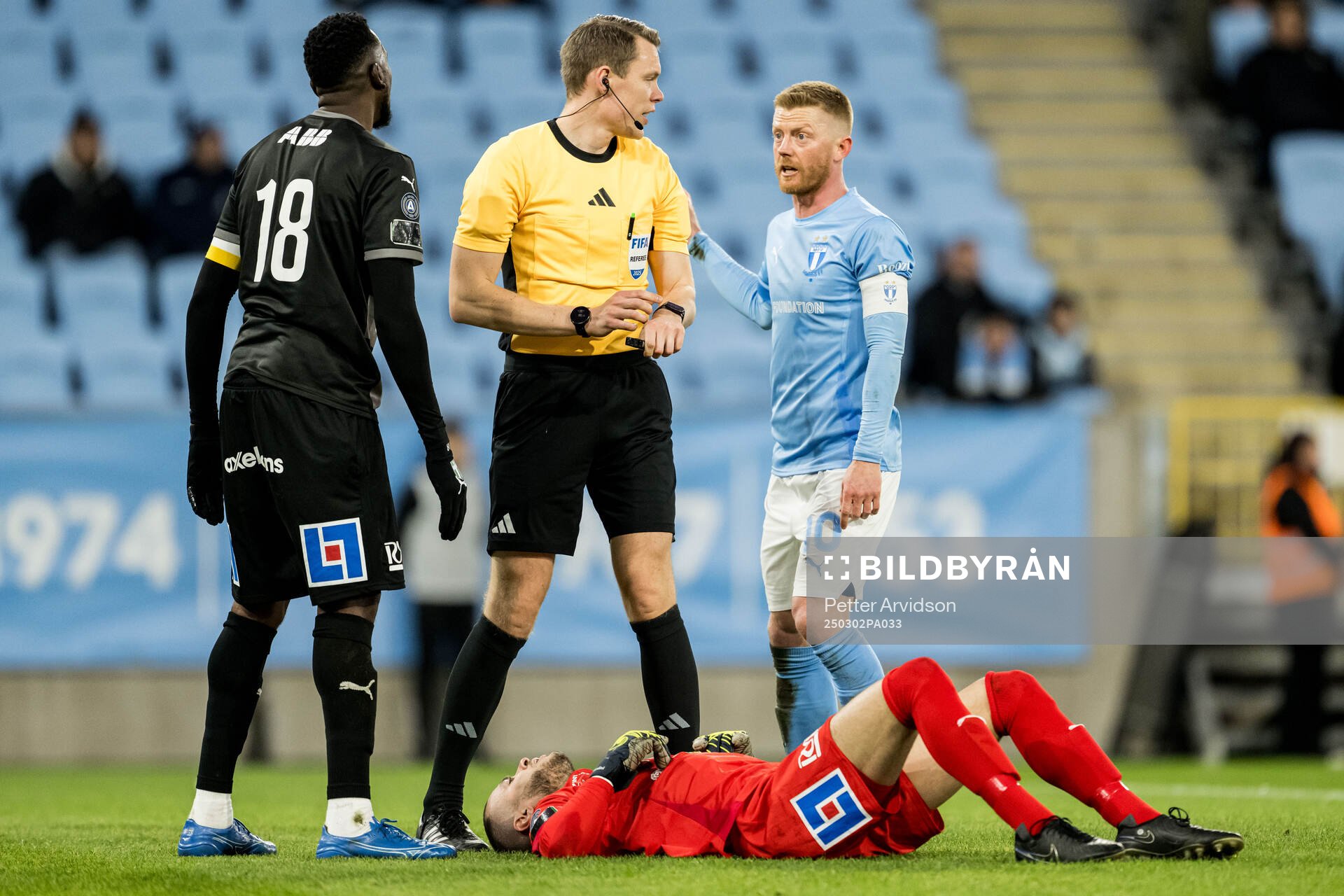 Malmö FFs Anders Christiansen, domare Oscar Johnson och