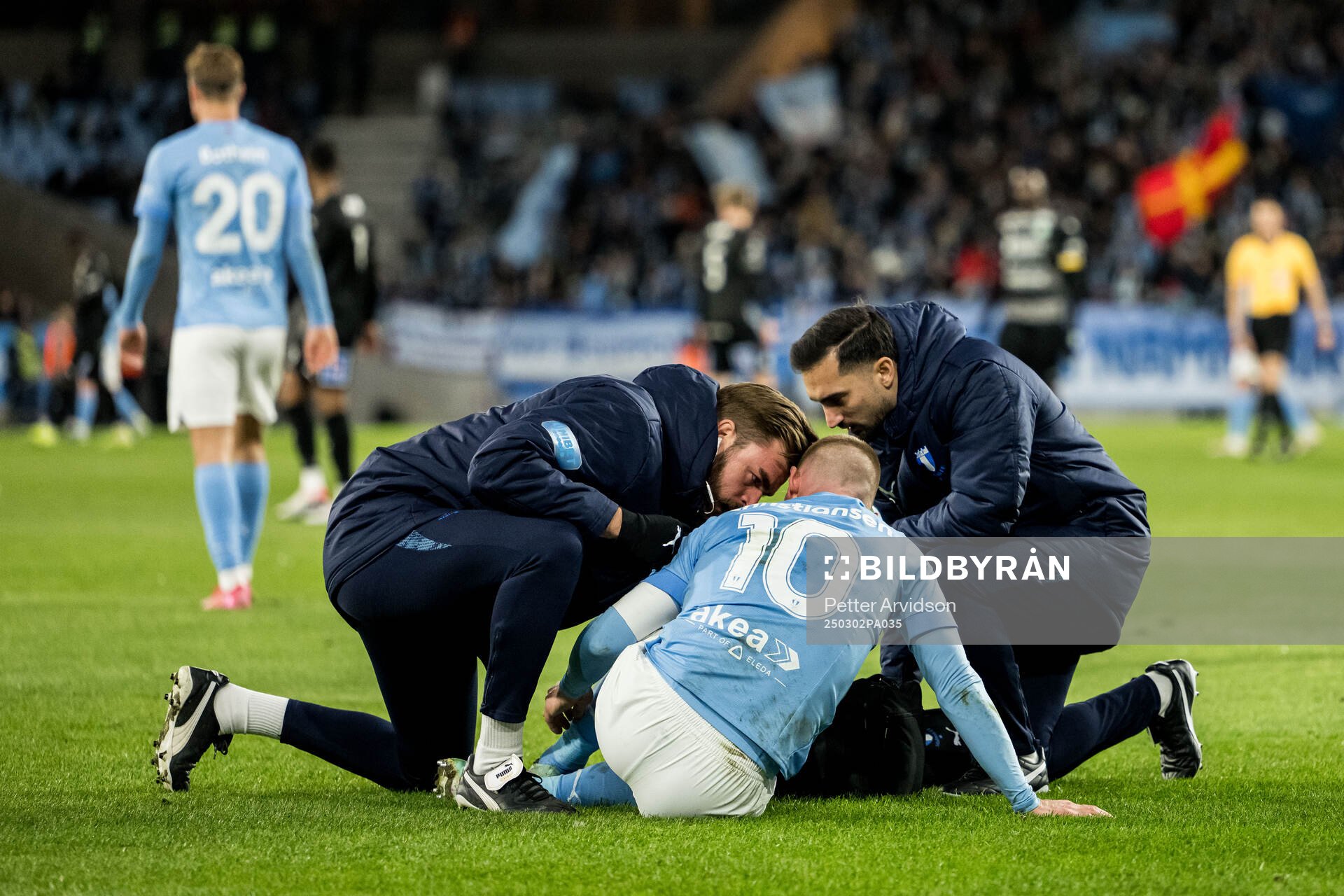 Malmö FFs Anders Christiansen har ont och får vård