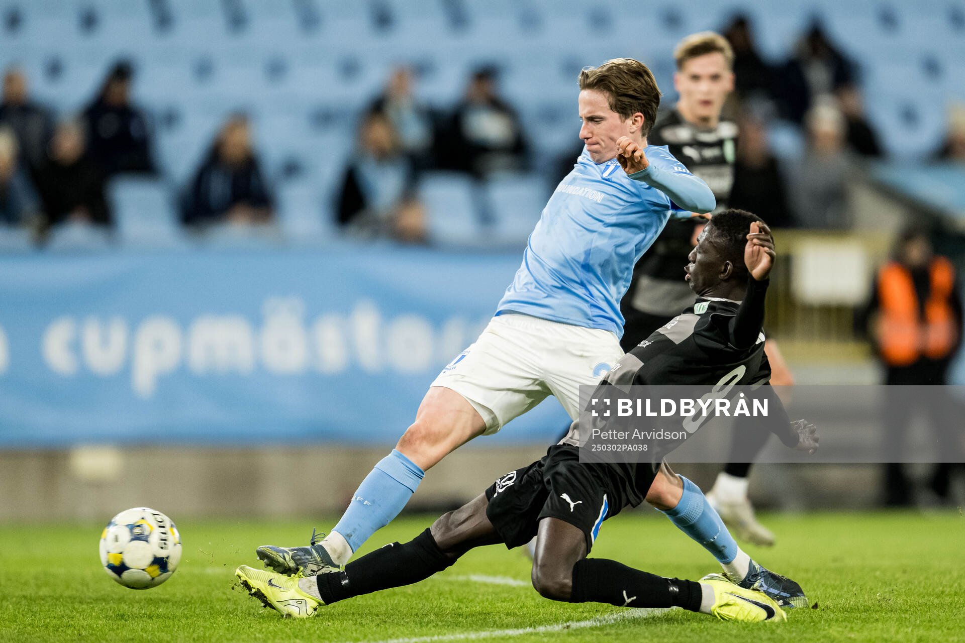 Malmö FFs Johan Karlsson och Västerås Mamadou Diagne